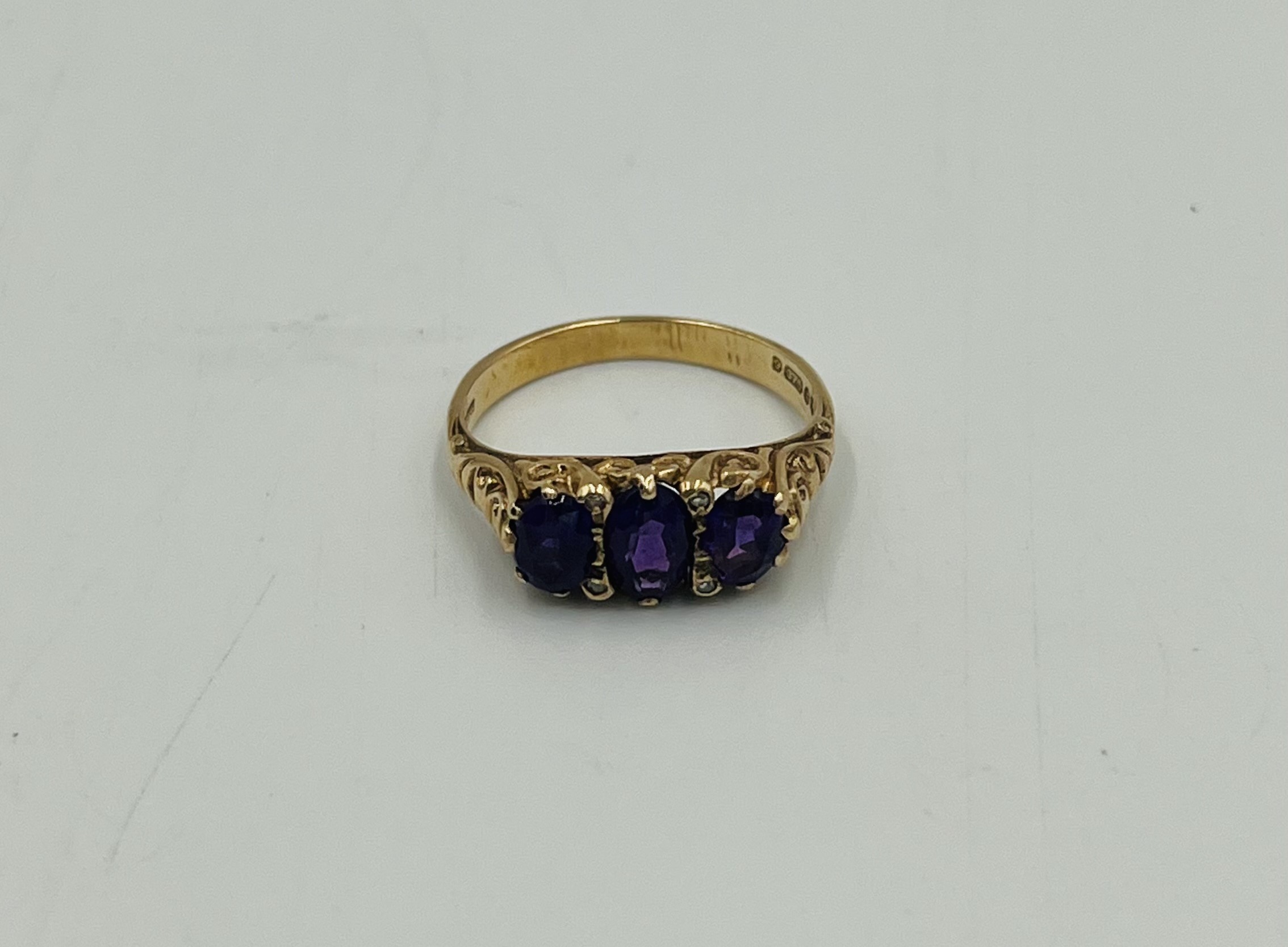 9ct gold ring set with three amethysts