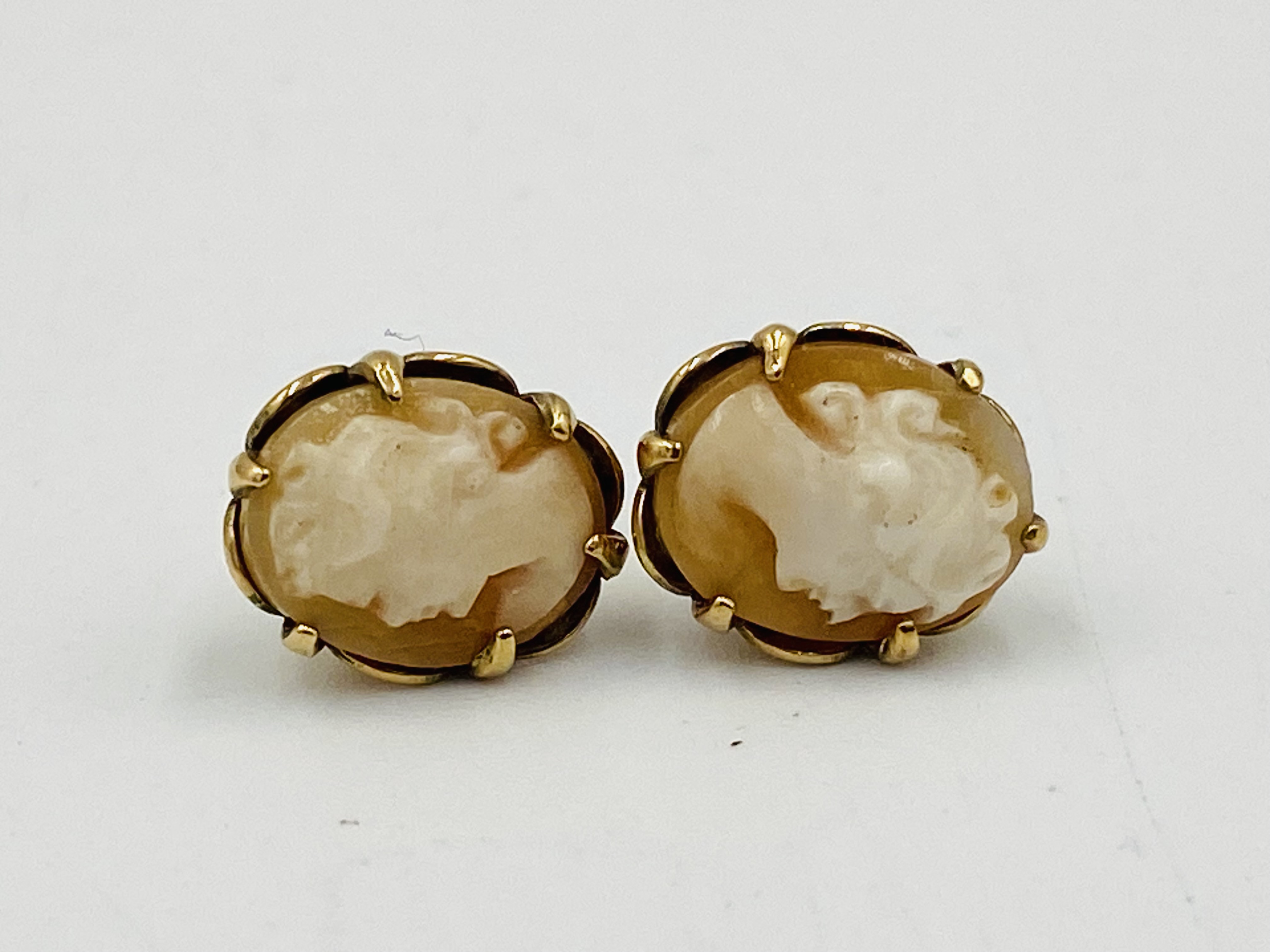 Pair of 9ct gold cameo earrings - Image 3 of 3