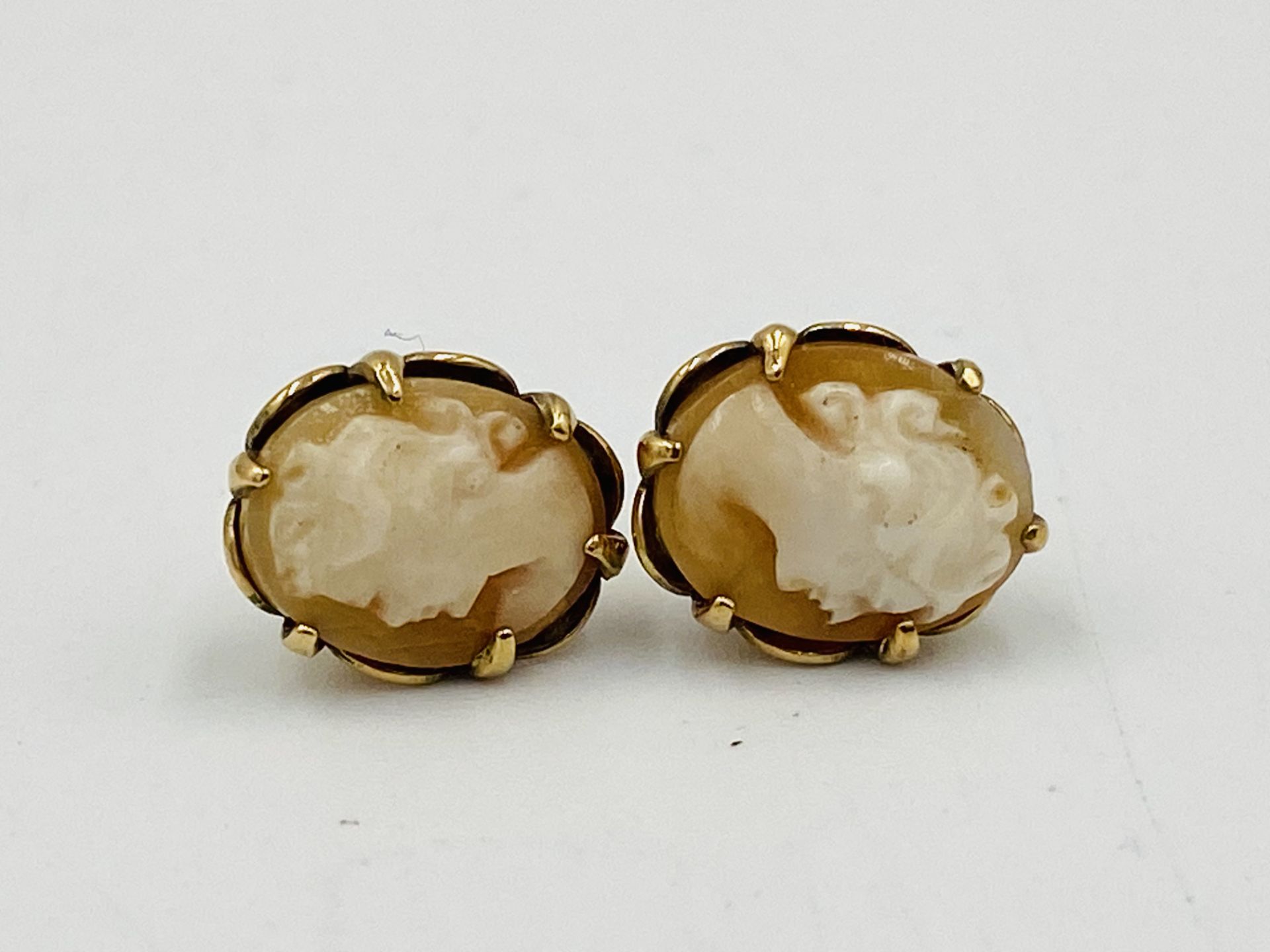 Pair of 9ct gold cameo earrings - Image 3 of 3