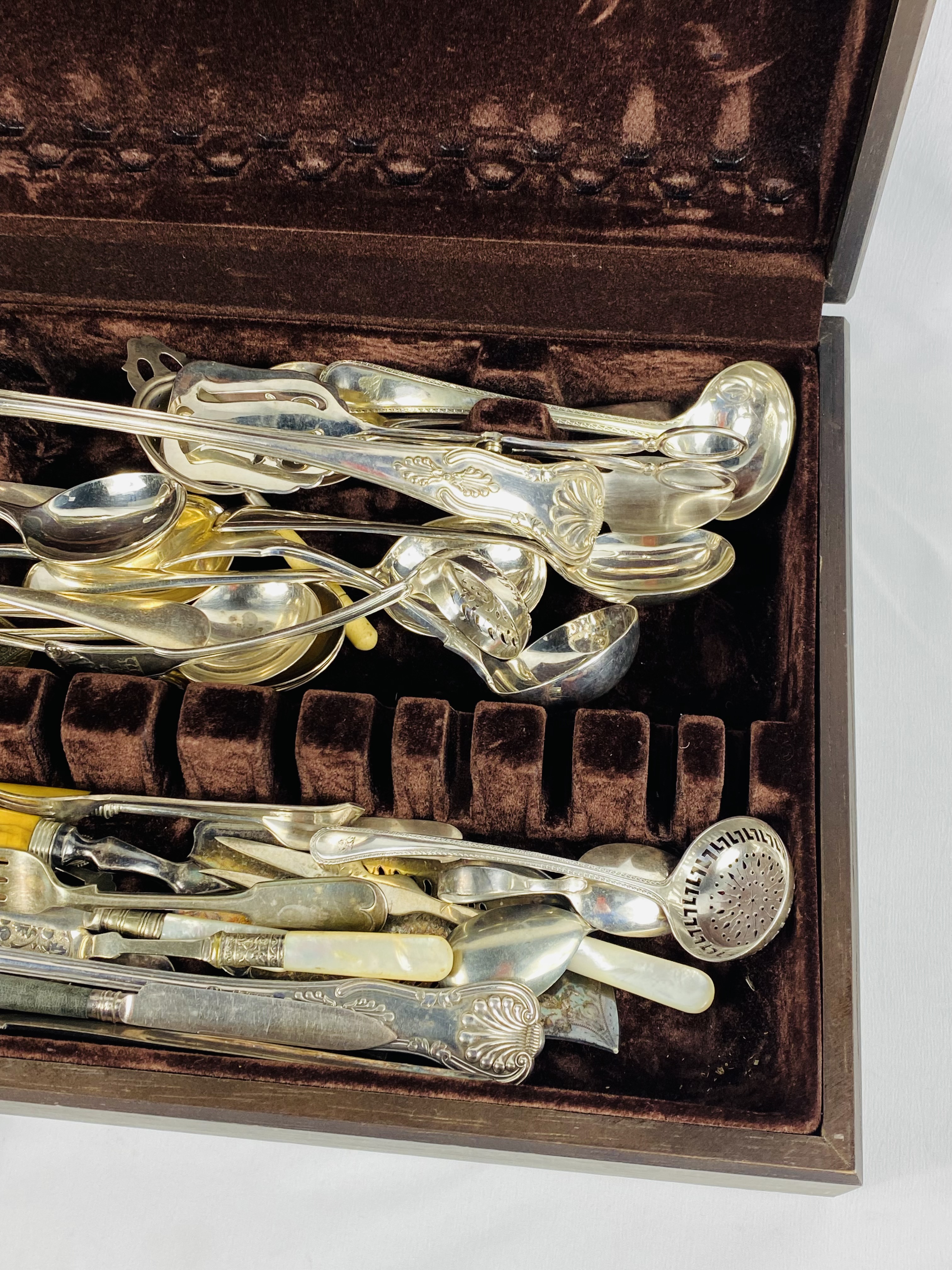 Wooden cutlery box containing a quantity of silver plate spoons and other cutery - Image 3 of 4