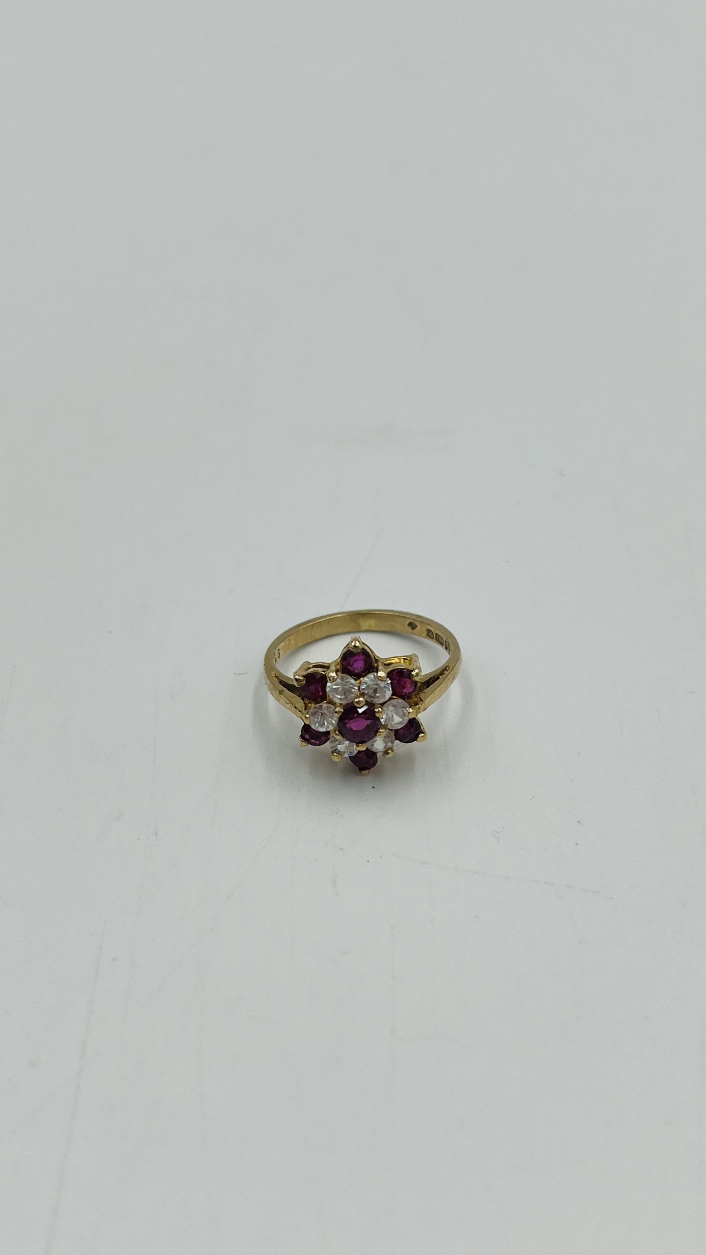 9ct gold daisy ring - Image 3 of 7