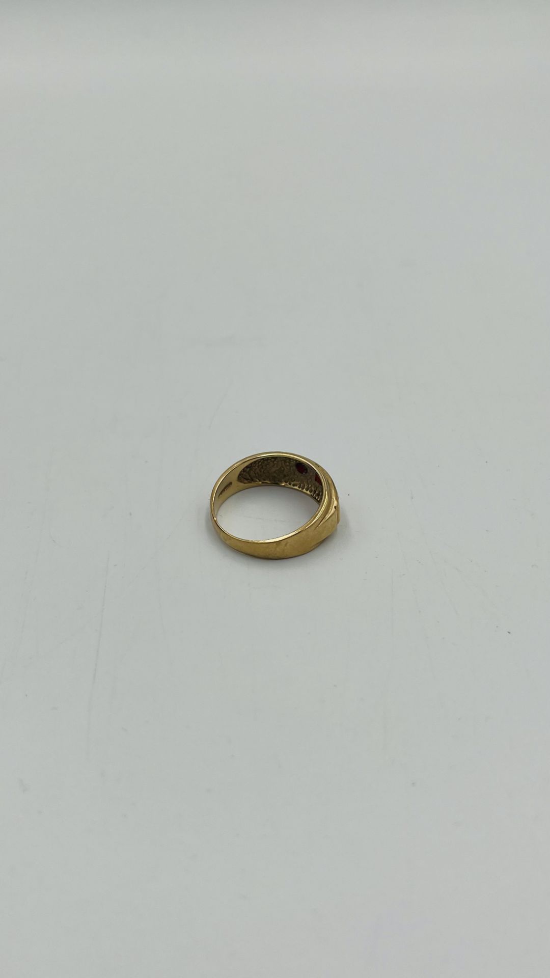 9ct gold ring set with three garnets - Image 4 of 6