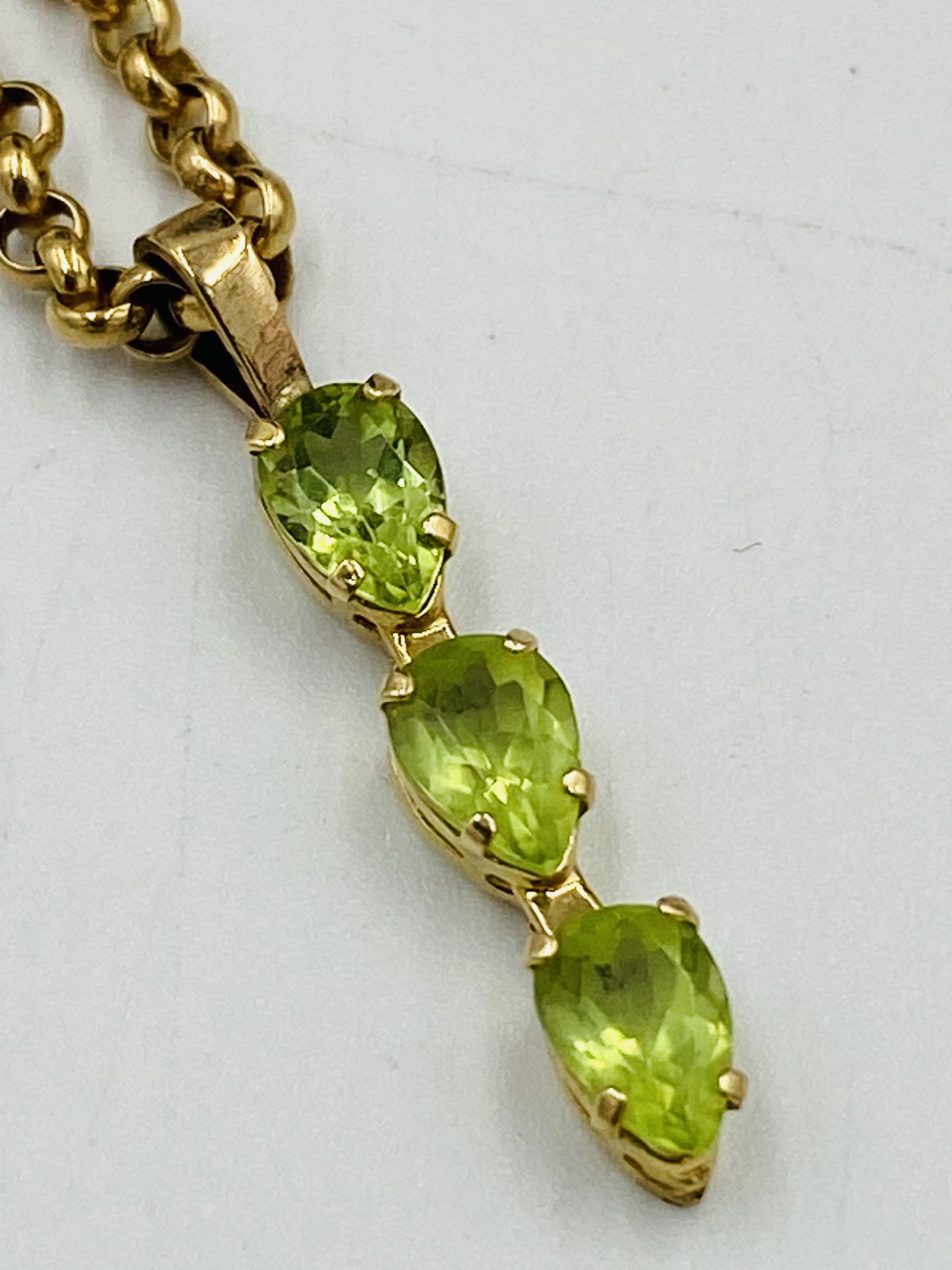 9ct gold chain with yellow metal and green stone pendant - Image 2 of 5