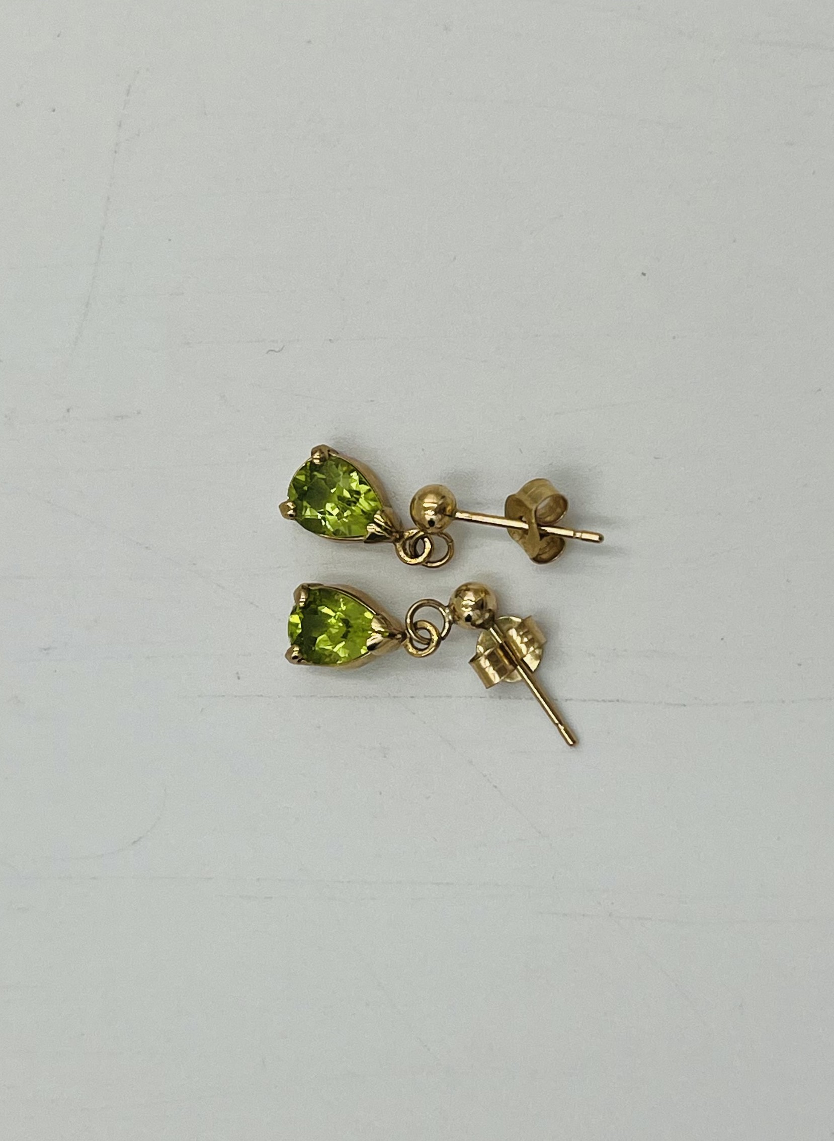 Pair of 9ct gold earrings - Image 2 of 3