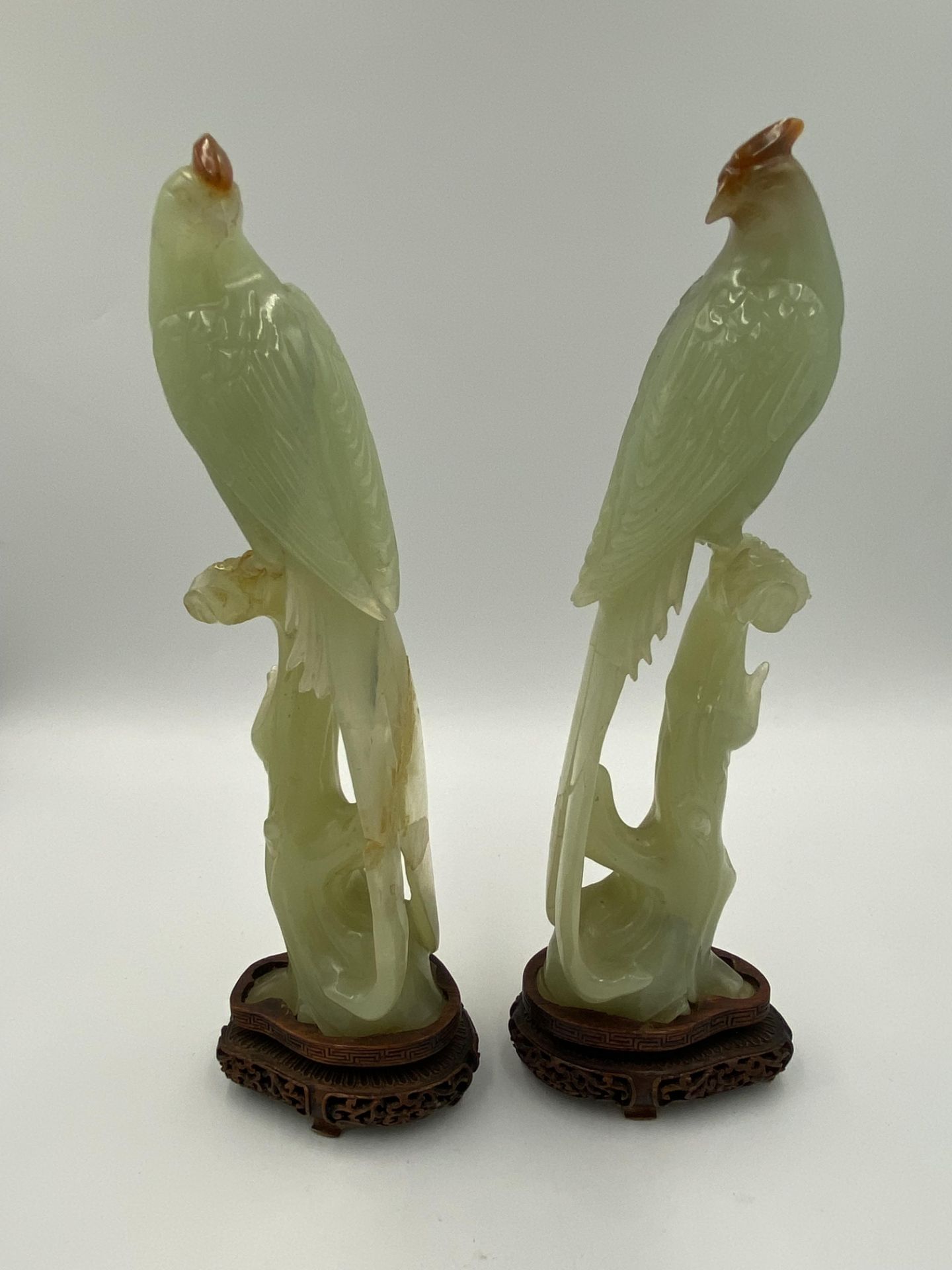 Pair of early 20th century chinese carved jade birds resting on tree stumps - Image 7 of 12