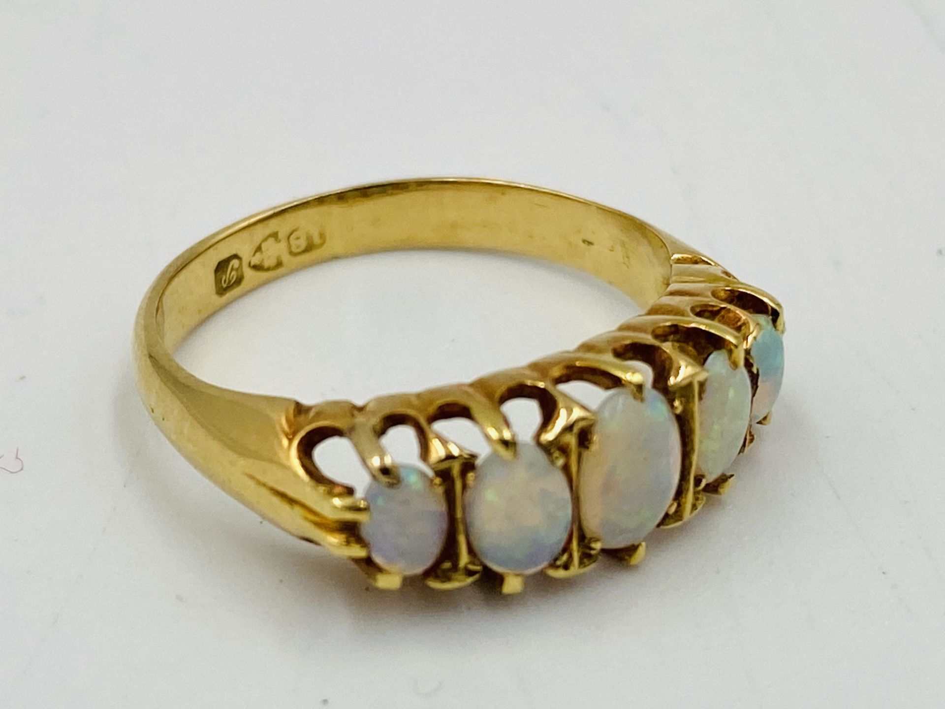 18ct gold ring set with five opals - Image 4 of 4