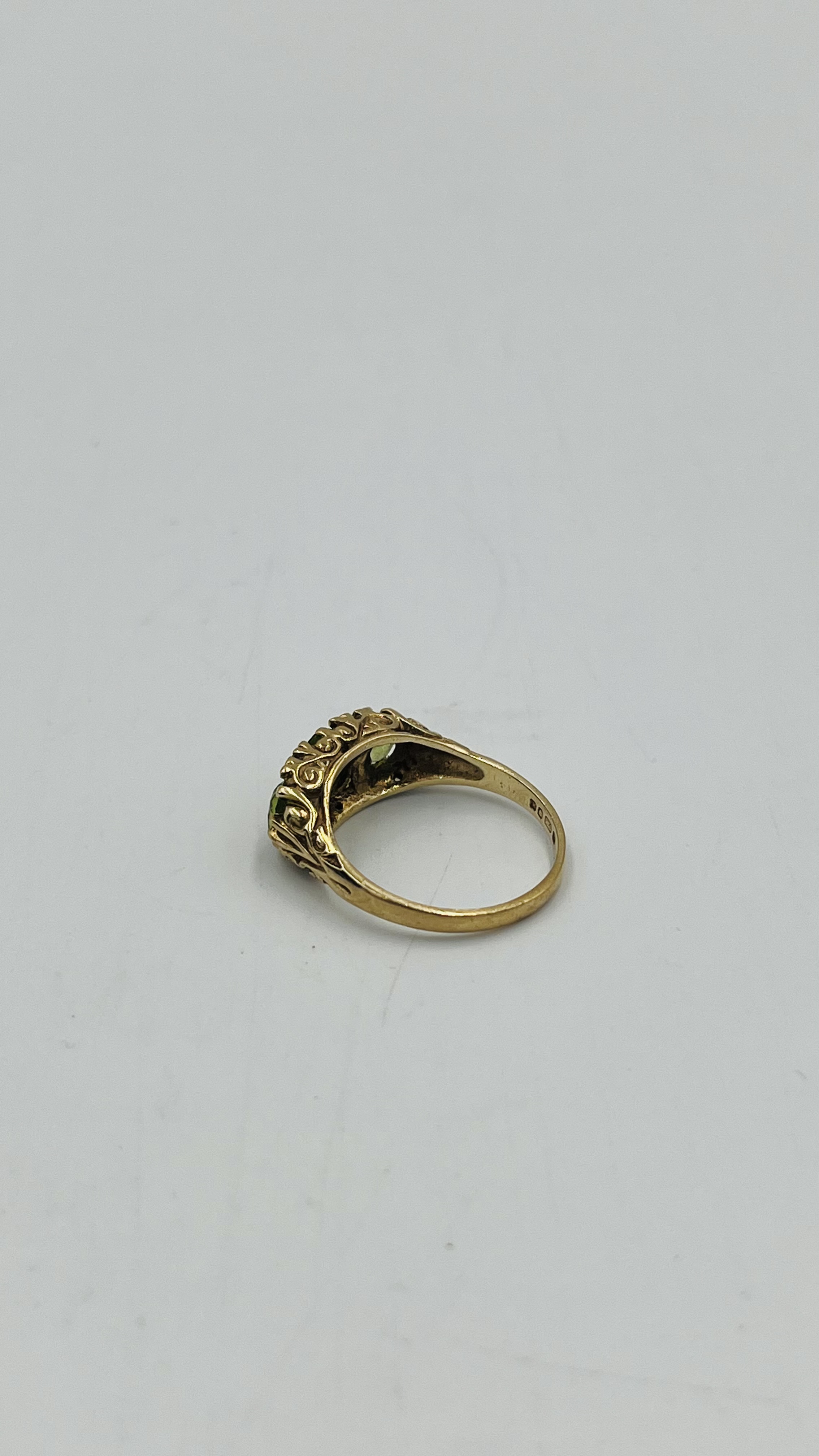 9ct gold ring set with a green stone - Image 2 of 4