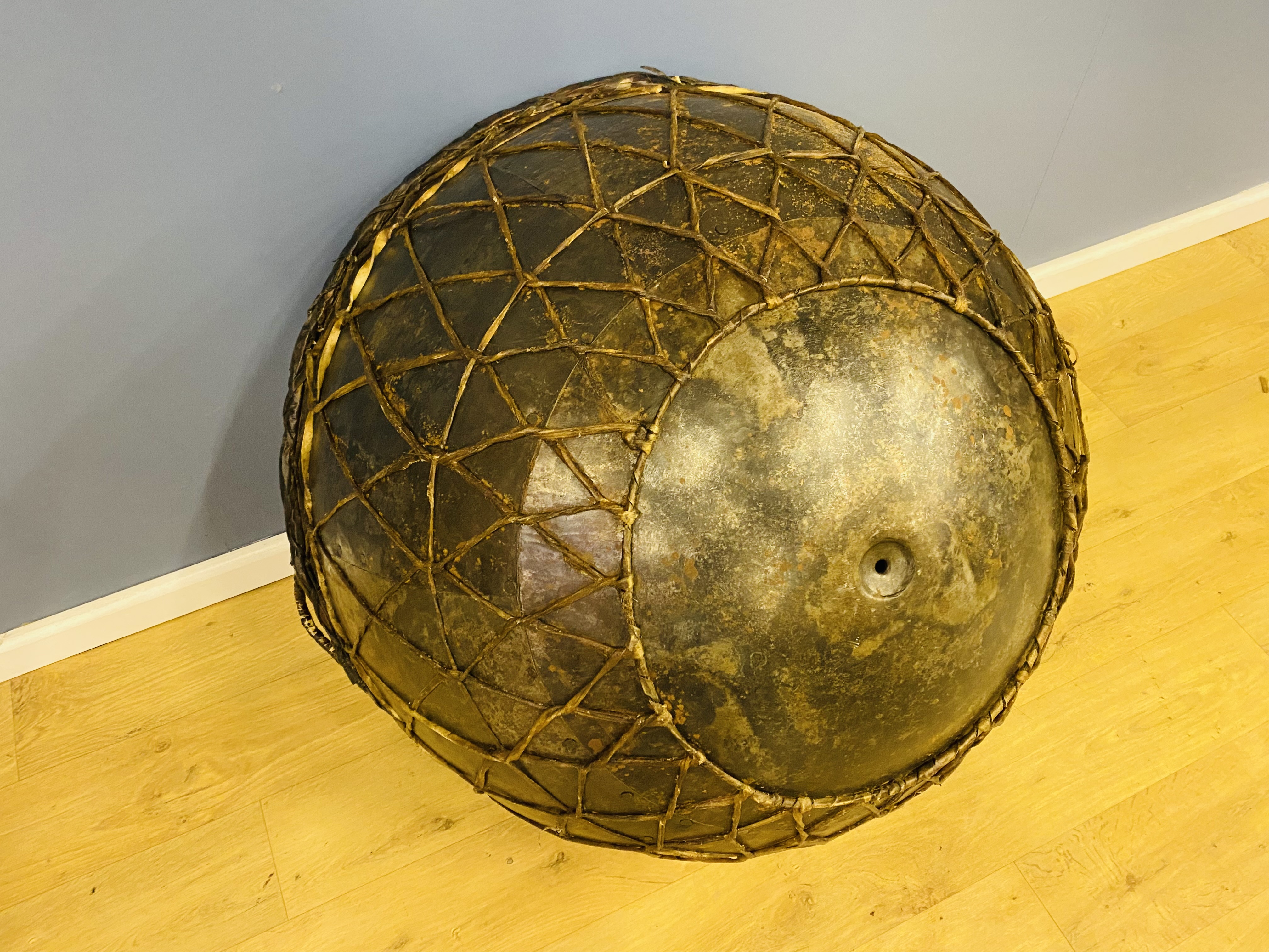 Contemporary African drum on metal stand - Image 3 of 6