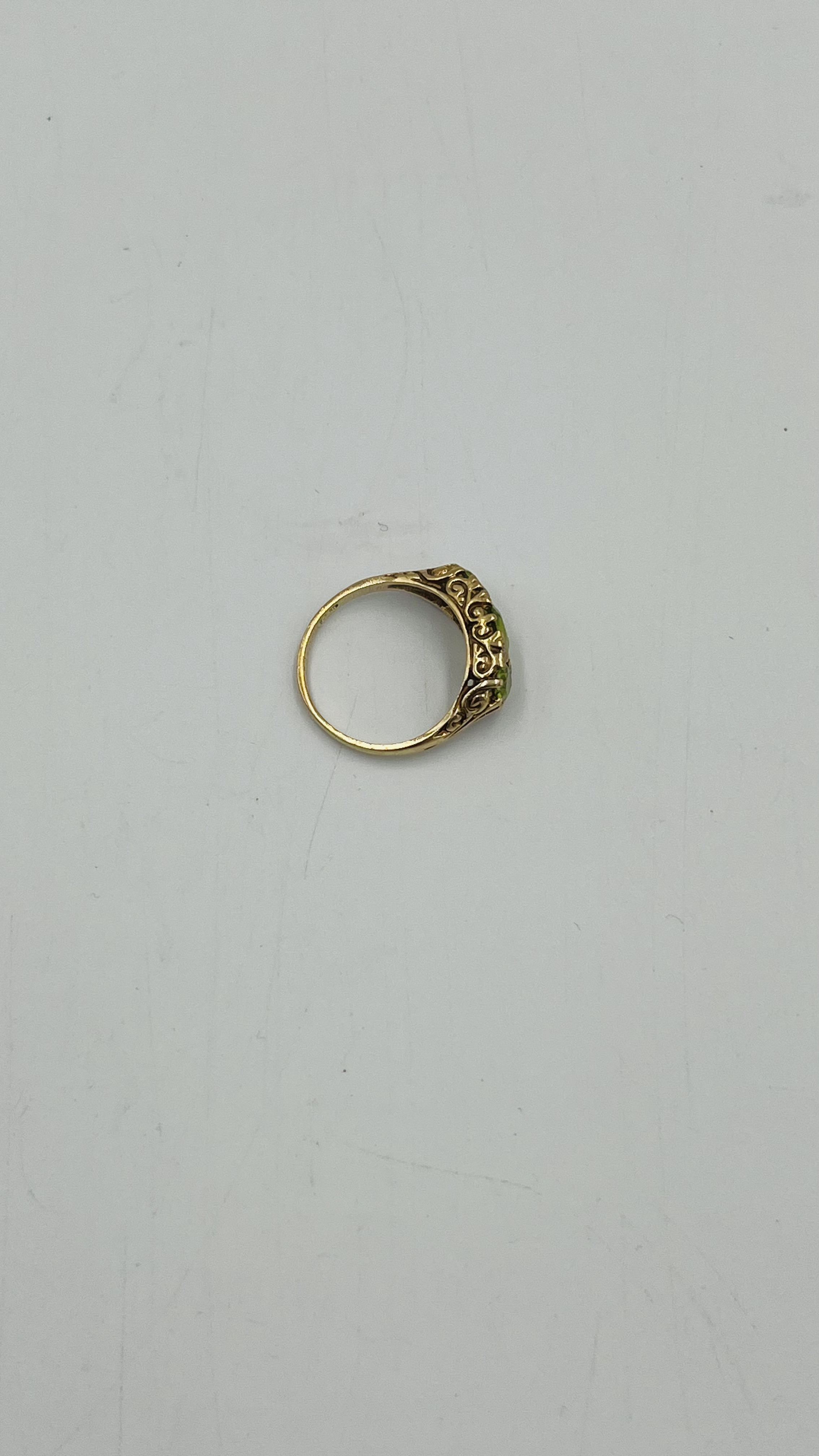 9ct gold ring set with a green stone - Image 4 of 4