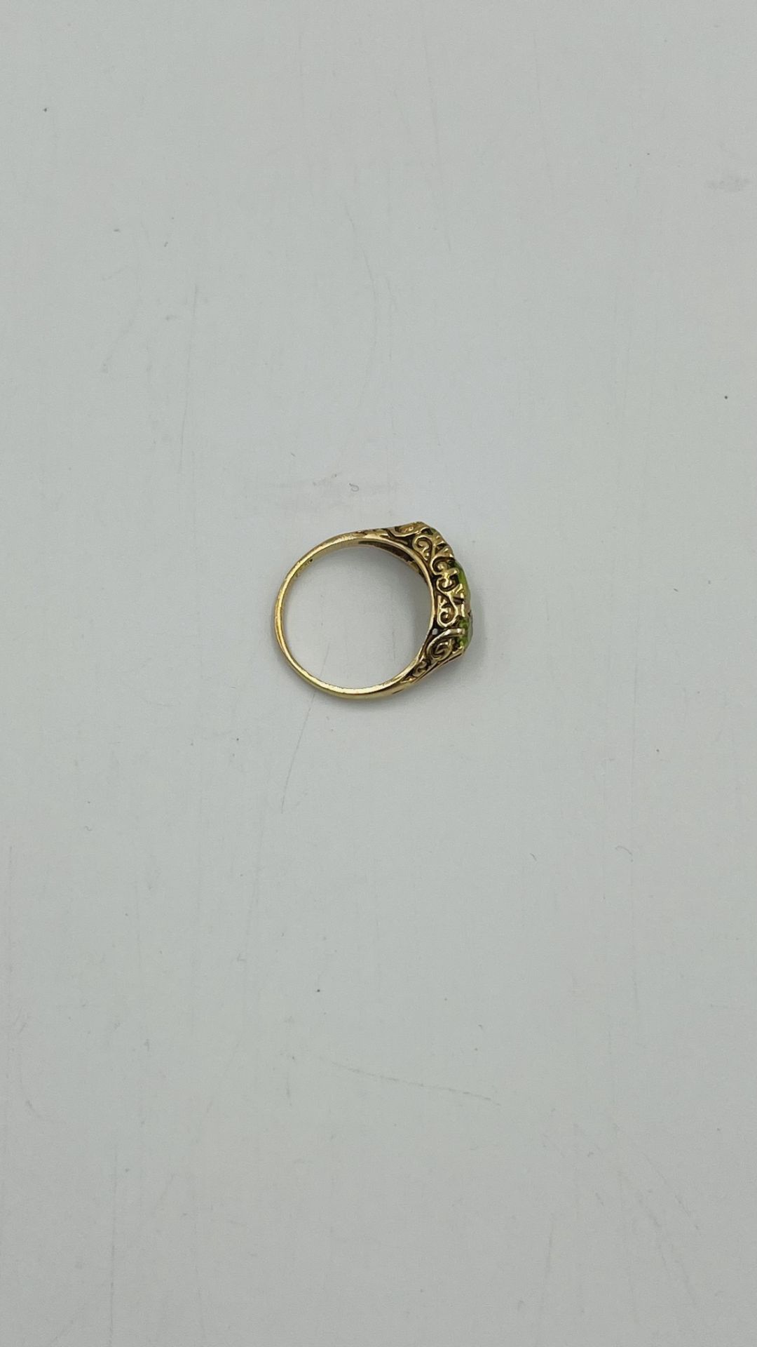 9ct gold ring set with a green stone - Image 4 of 4