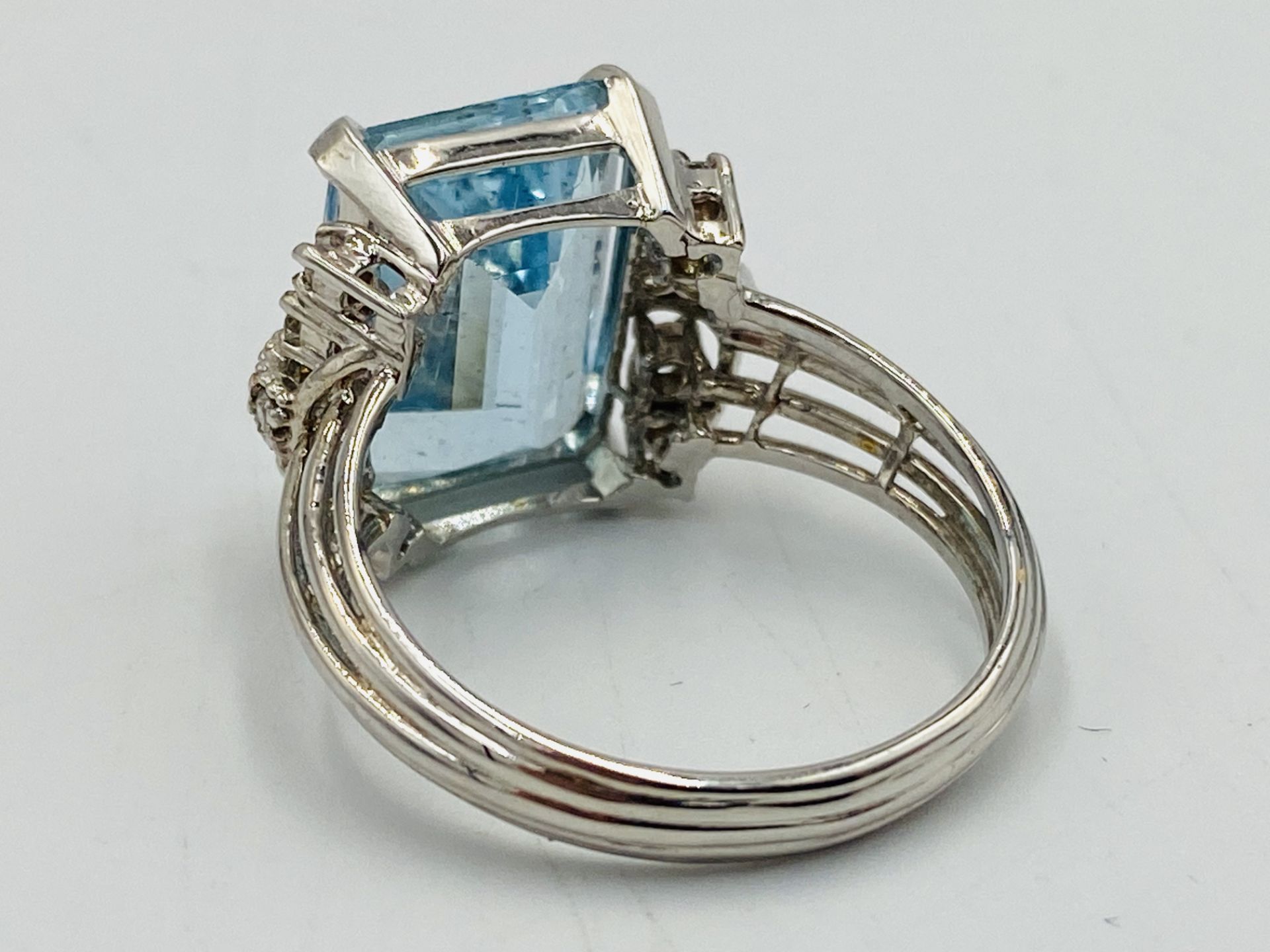 18ct white gold, aquamarine and diamond ring - Image 5 of 5