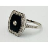 18ct white gold ring with diamond centre