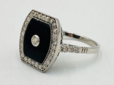 18ct white gold ring with diamond centre