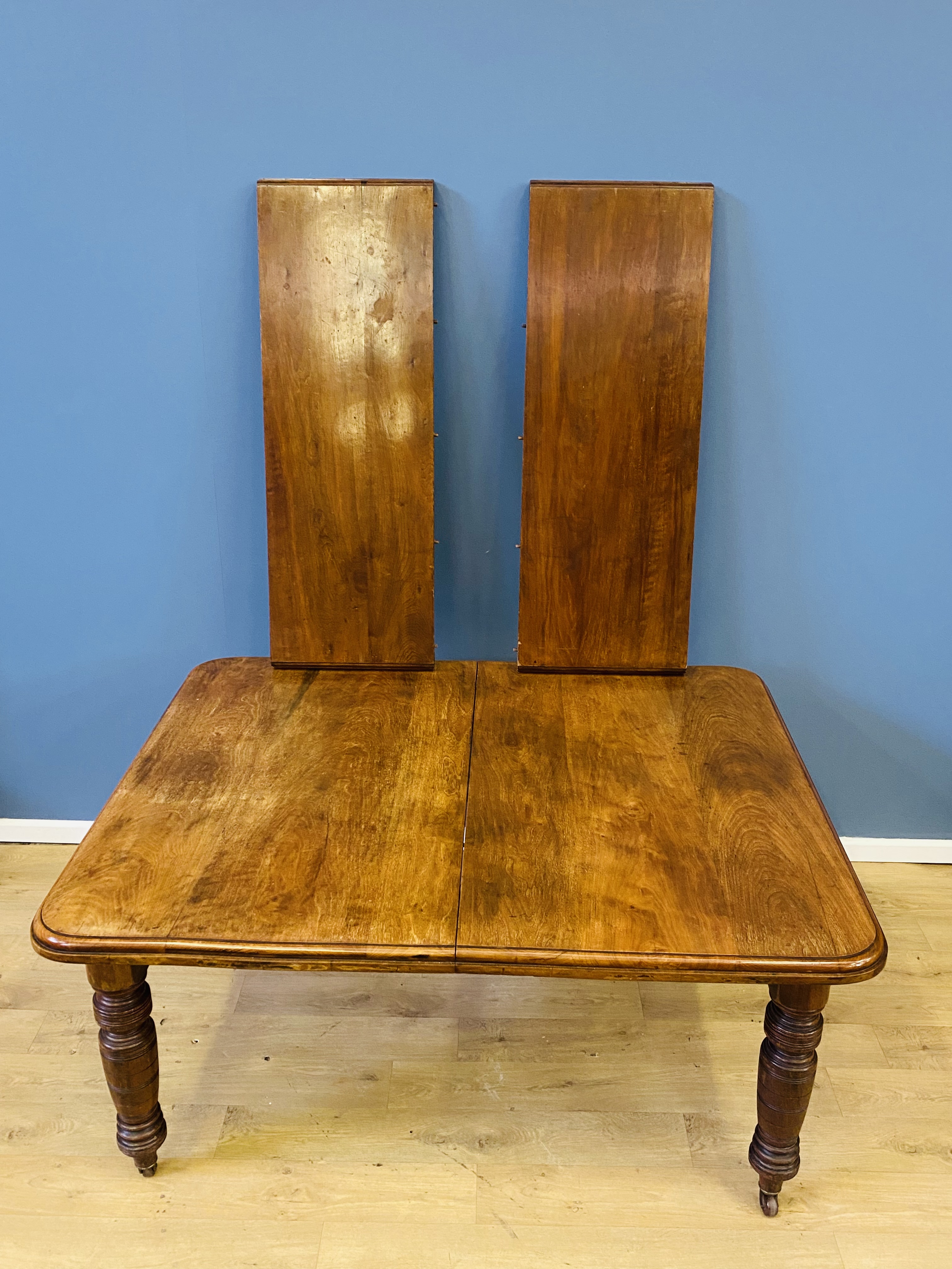 Late Victorian walnut extending dining table - Image 3 of 7