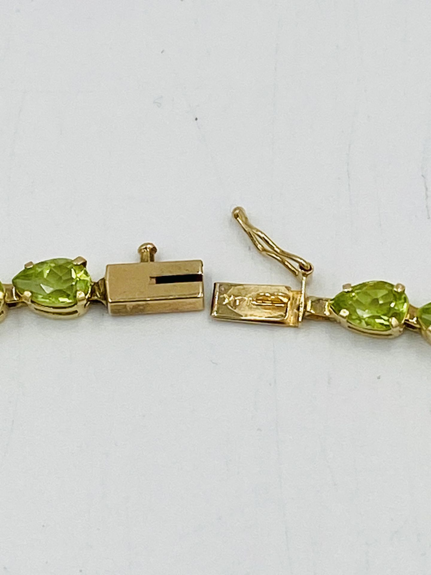 14ct gold bracelet set with green stones - Image 3 of 5
