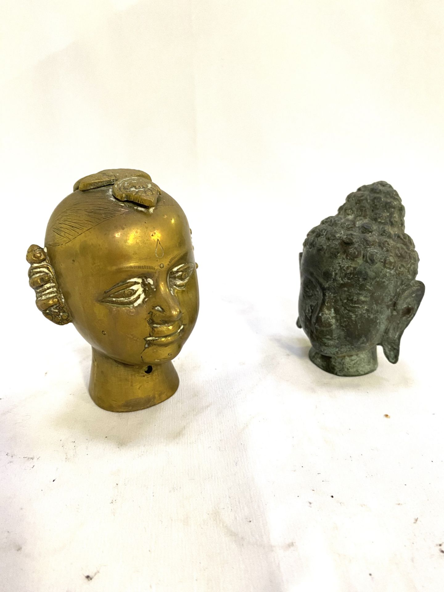 Two Chinese cast bronze Buddha heads - Bild 2 aus 4