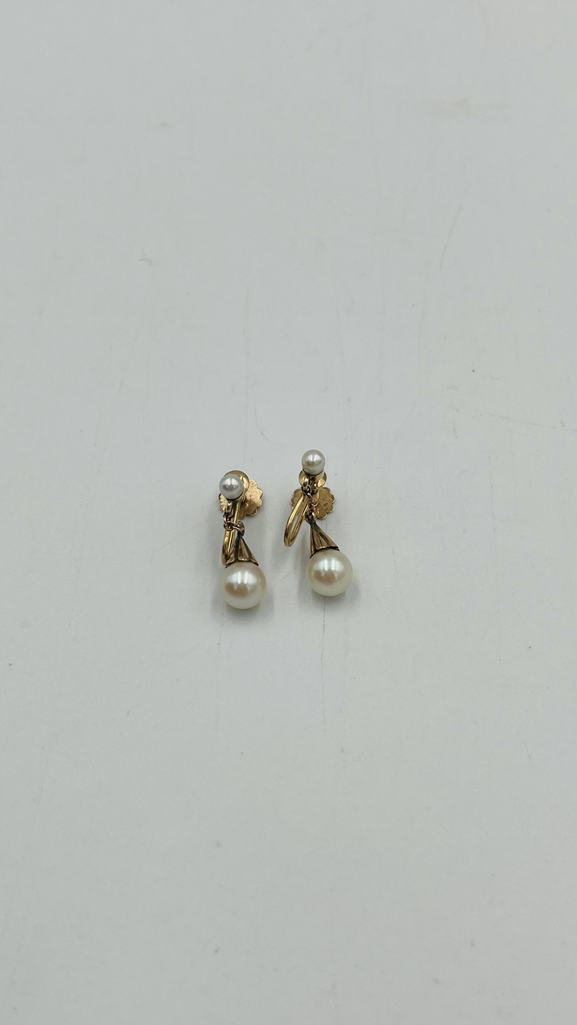 Pair of 9ct gold earrings with pearl drops - Image 2 of 3