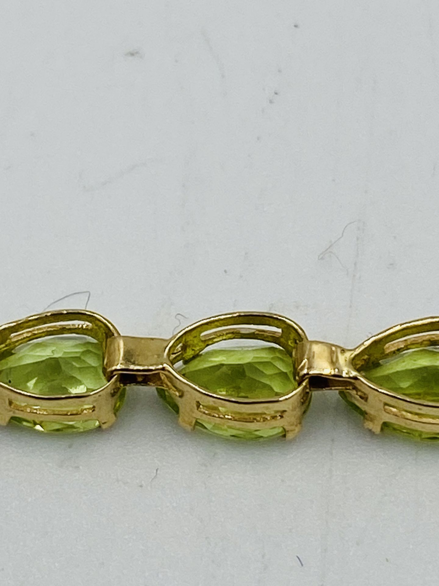 14ct gold bracelet set with green stones - Image 5 of 5