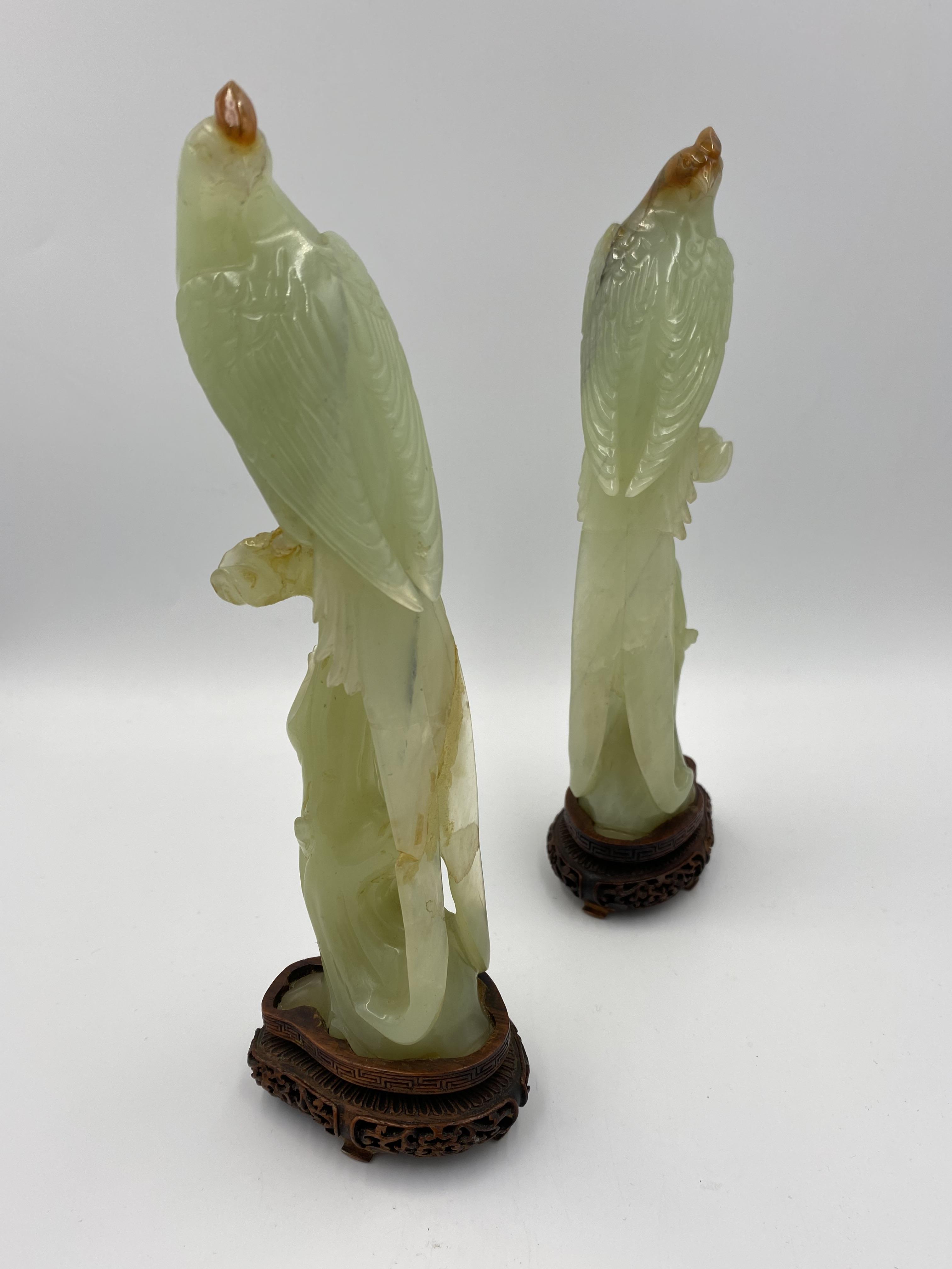 Pair of early 20th century chinese carved jade birds resting on tree stumps - Image 5 of 12