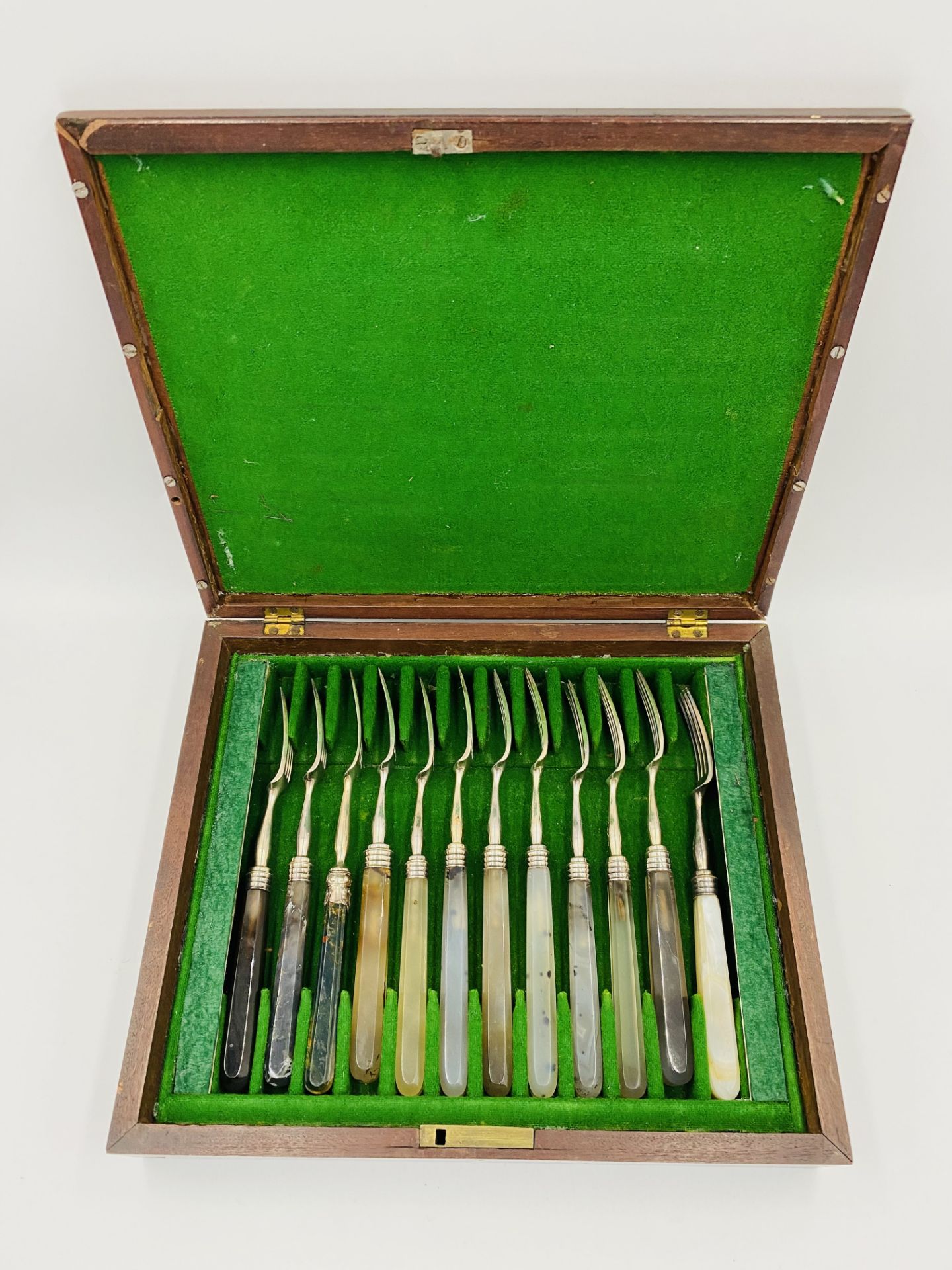 Boxed set of twelve Georgian dessert knives and forks with agate handles and silver blades