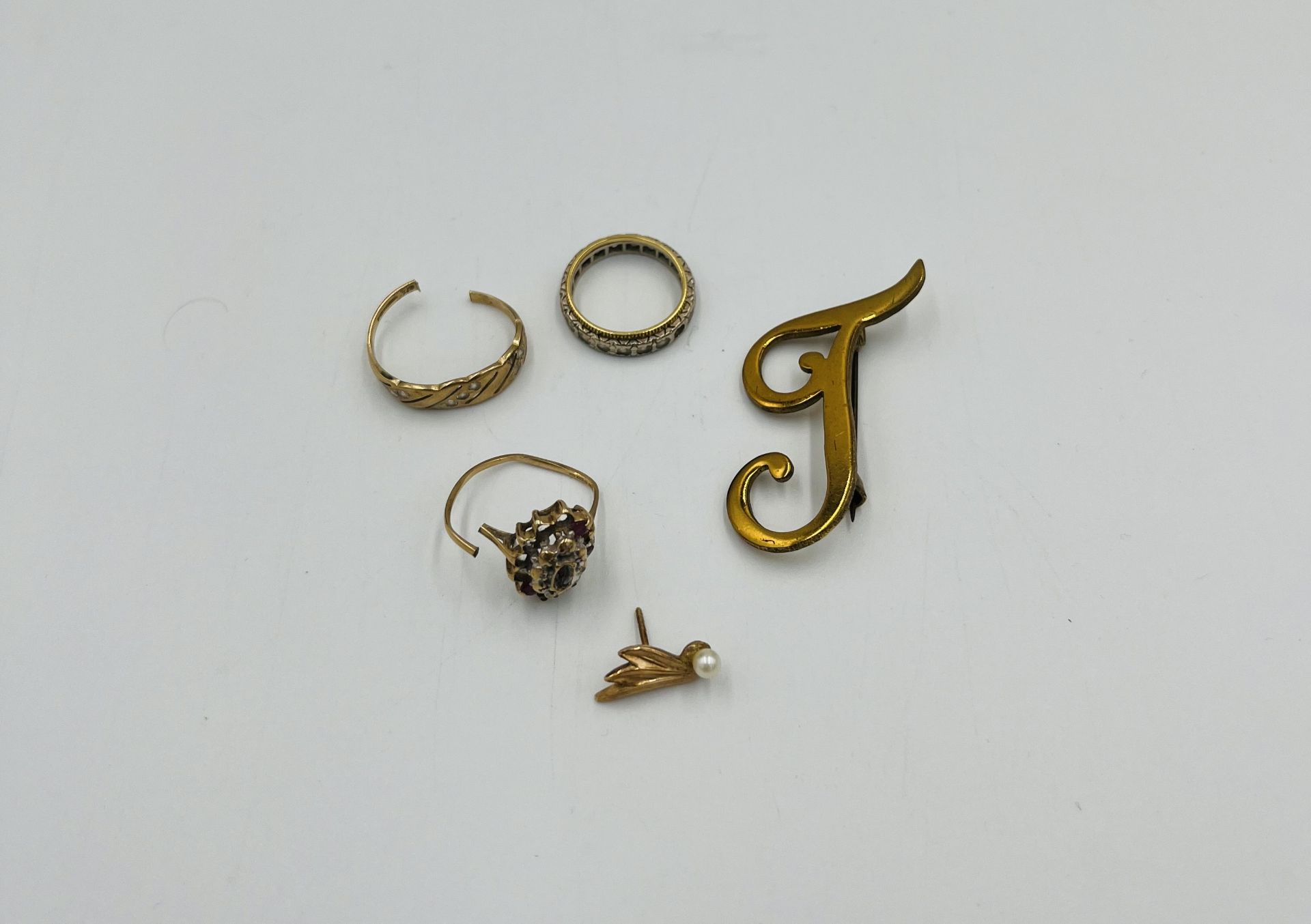 Two scrap 9ct gold rings and other items - Bild 2 aus 14