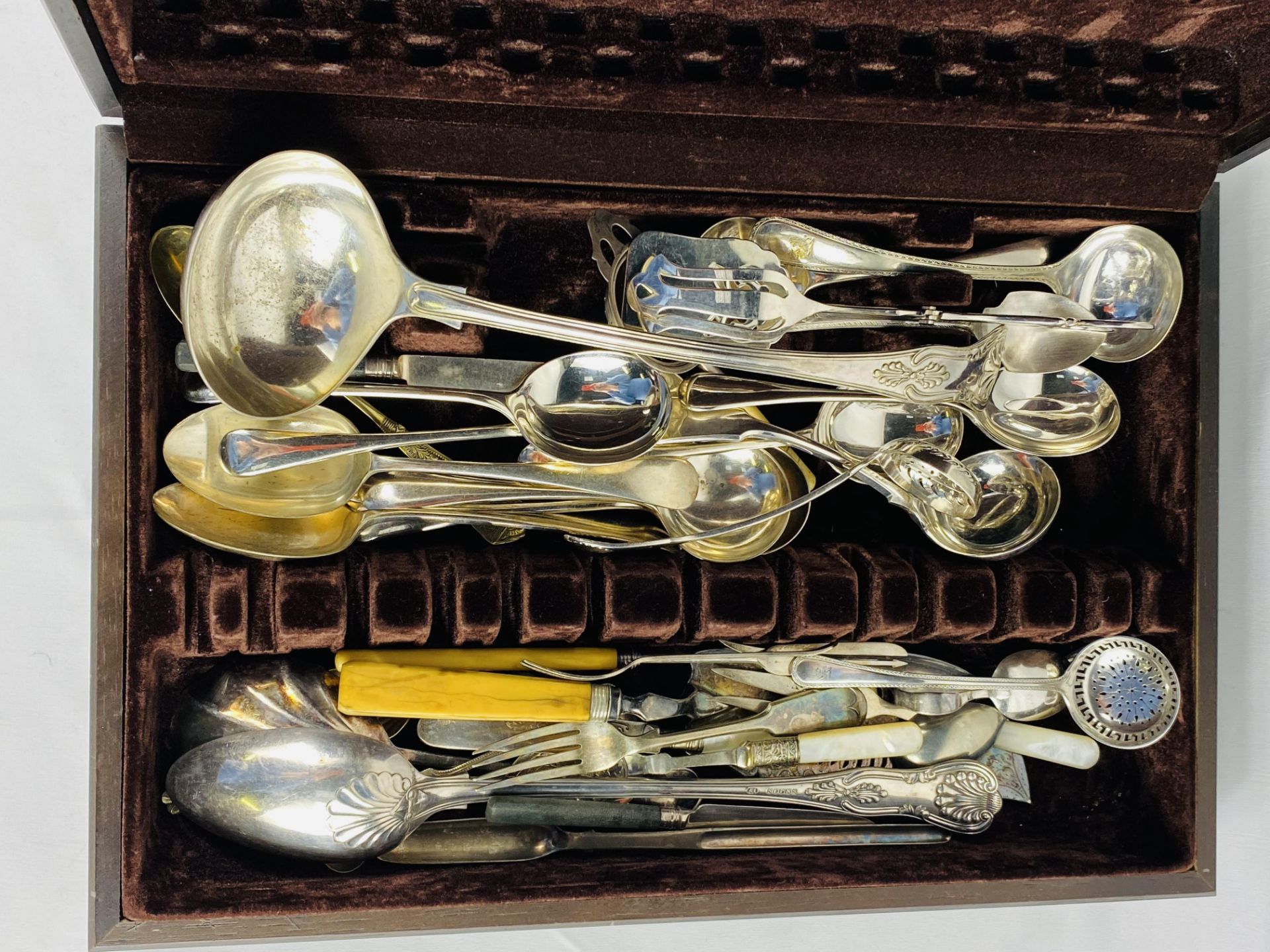 Wooden cutlery box containing a quantity of silver plate spoons and other cutery - Image 4 of 4