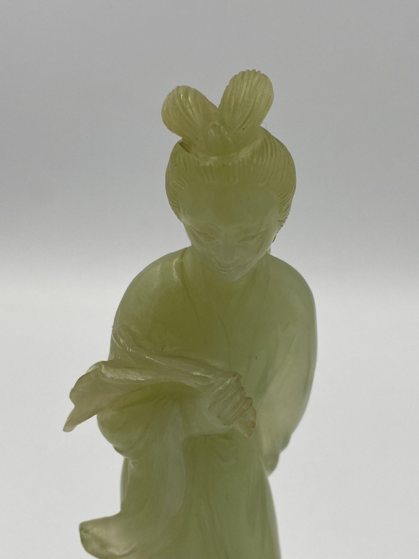 Pair of early 20th century chinese carved jade figures of Guanyin - Image 10 of 13