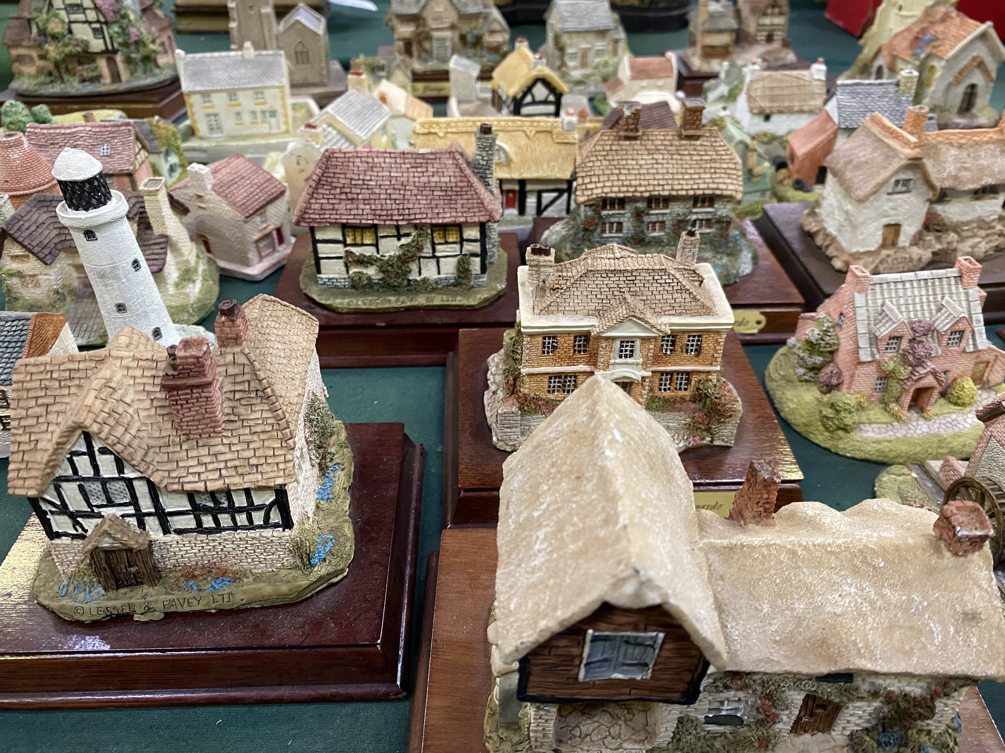 Collection of ceramic cottages - Image 4 of 4