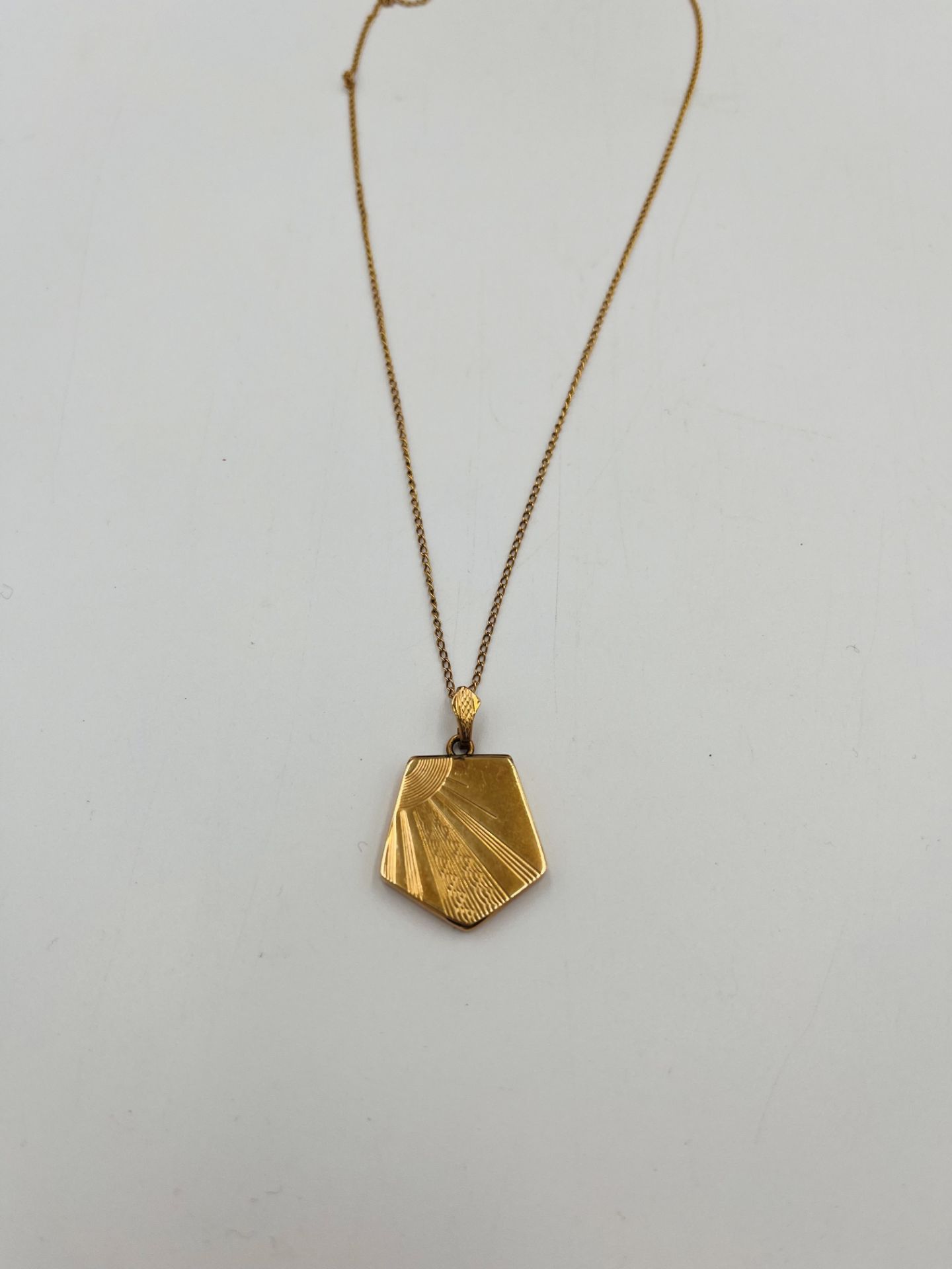 9ct gold locket on 9ct gold chain - Image 6 of 6
