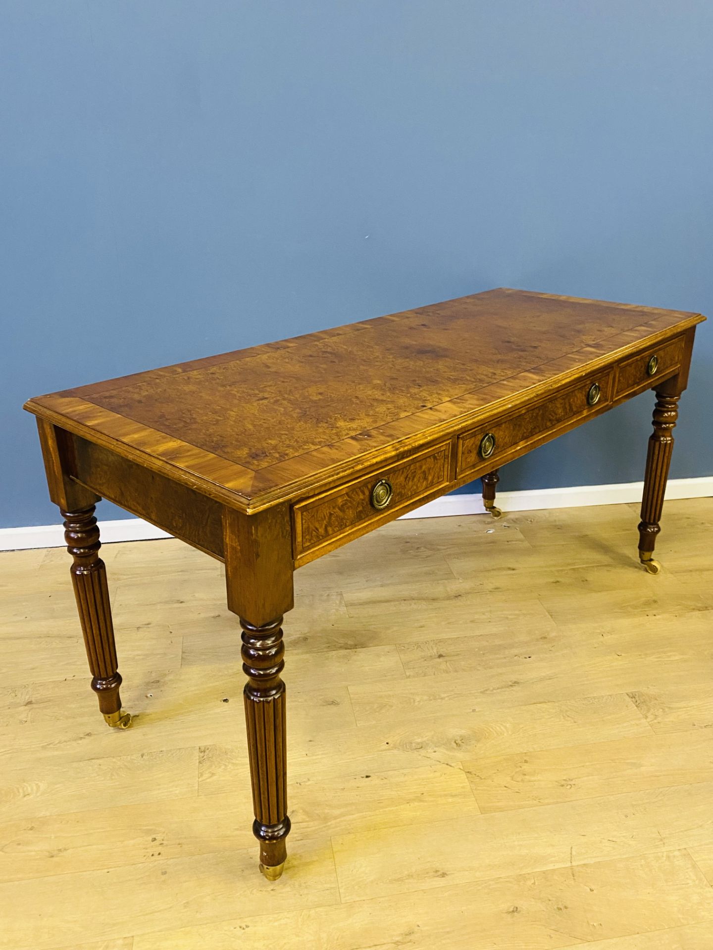 Reproduction burr walnut writing table - Image 6 of 7