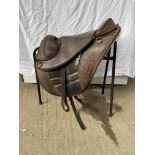 Torsion 17" treeless brown saddle