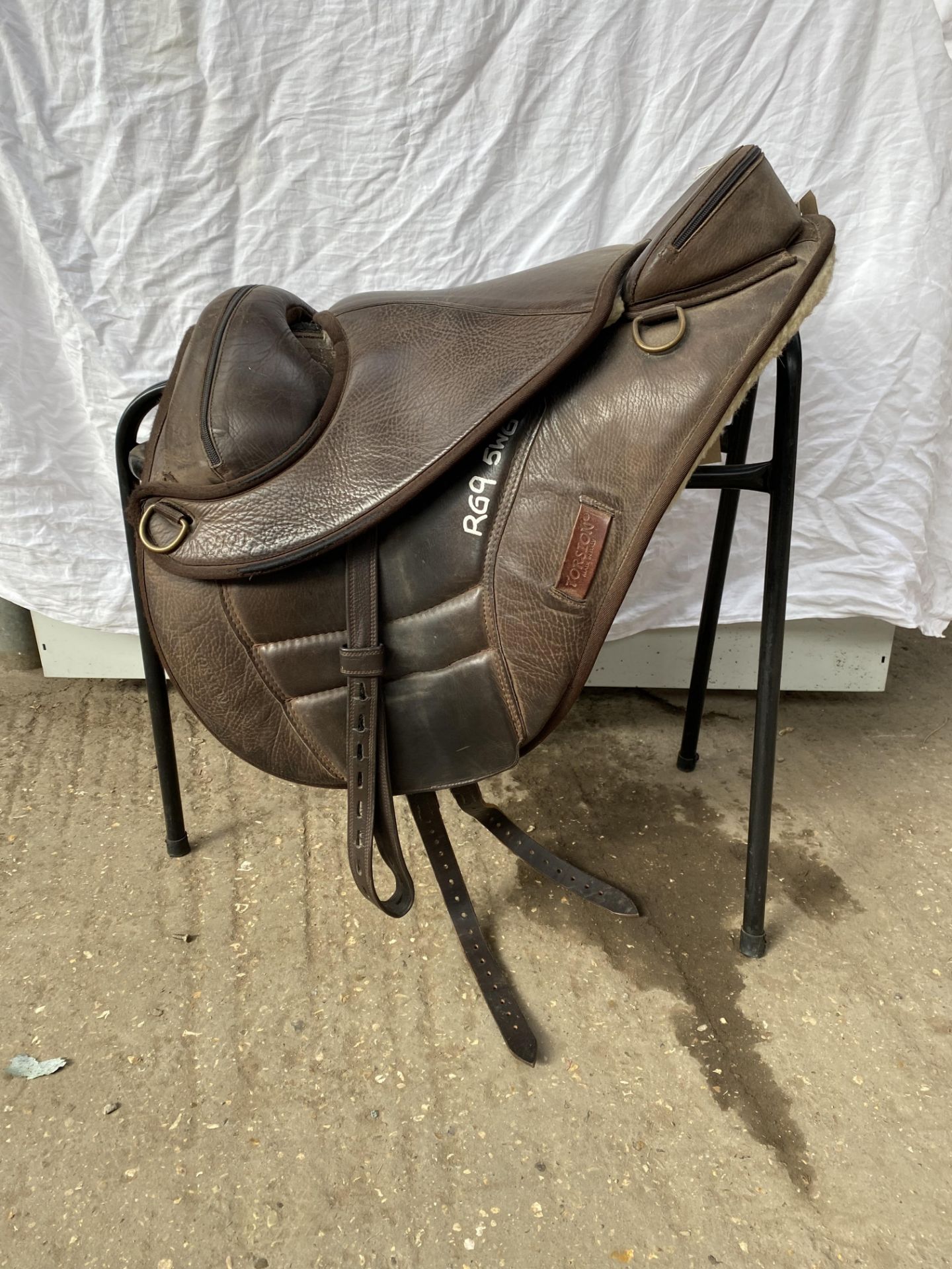 Torsion 17" treeless brown saddle