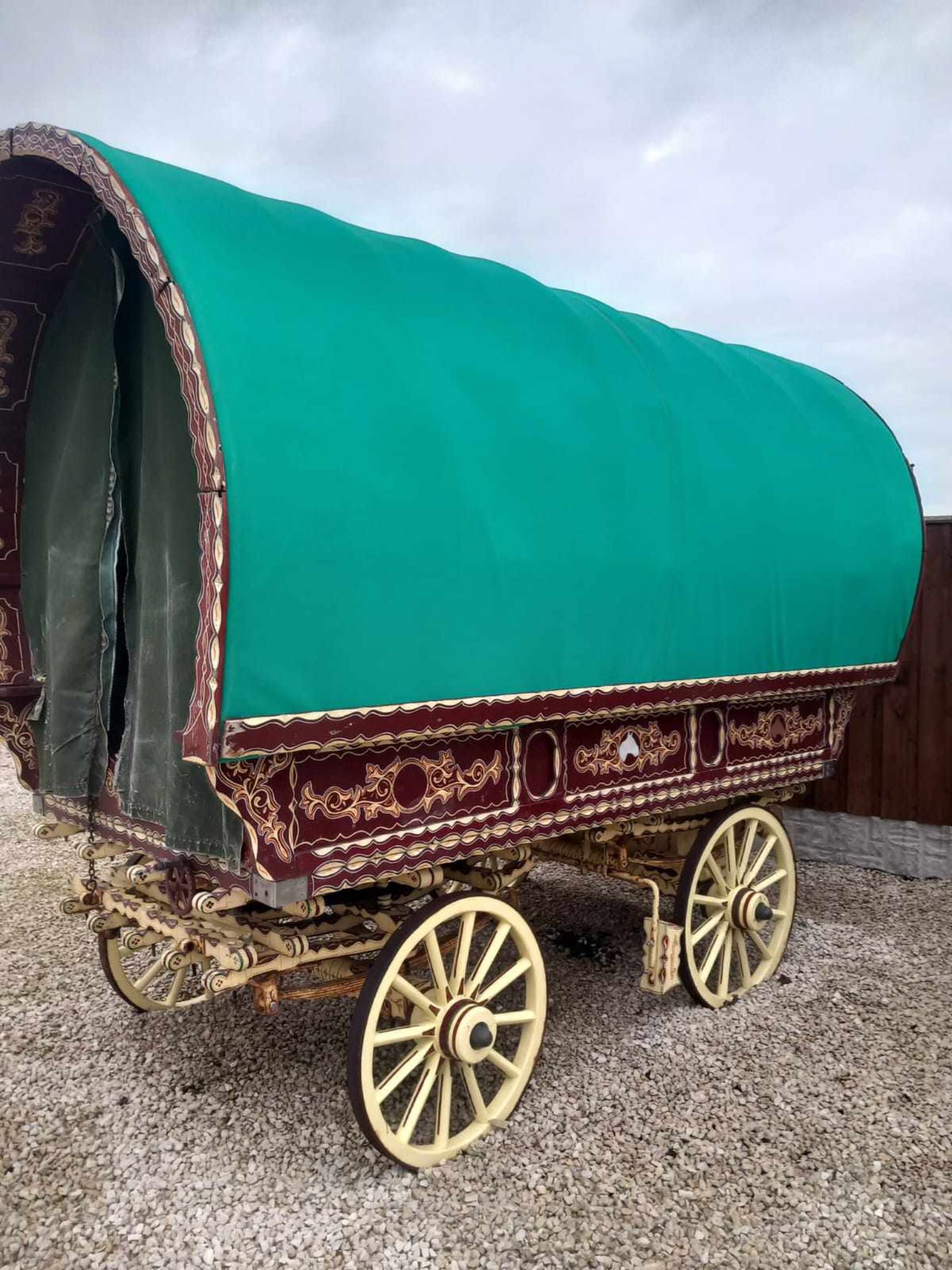 OPEN LOT WAGON painted maroon with cream undercarriage on iron tyred wheels. - Bild 2 aus 5