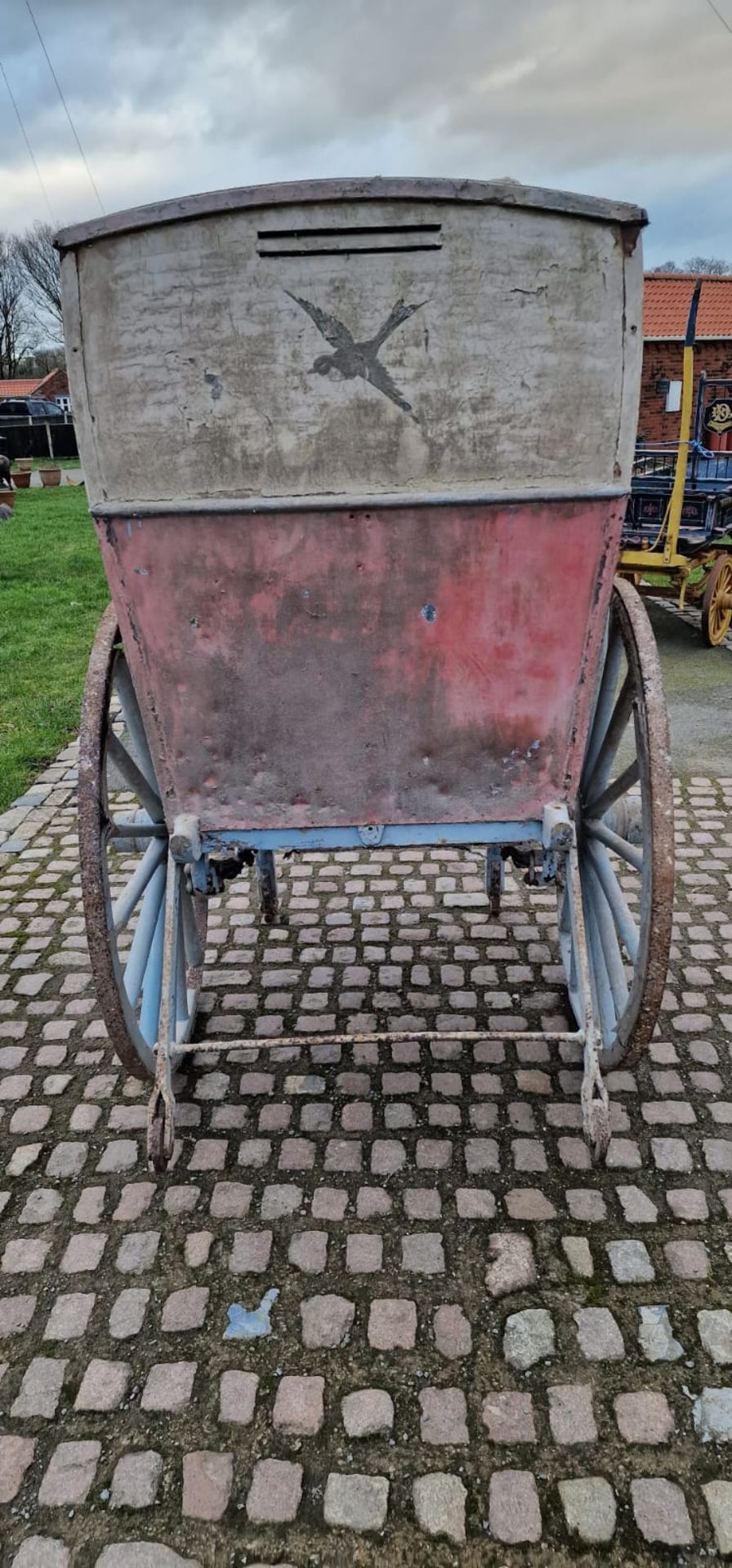 BAKER'S HAND CART, on two iron tyred wheels, featuring painted ironwork in light blue. - Bild 3 aus 7
