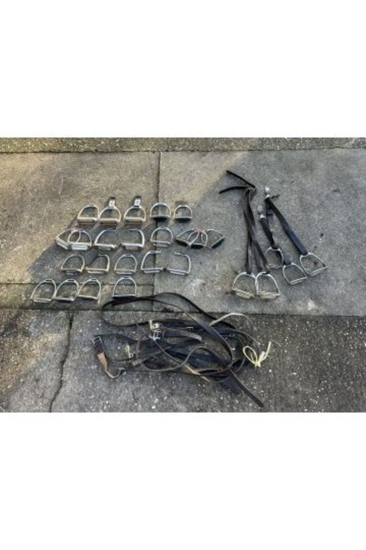 Quantity of stirrup irons and leathers