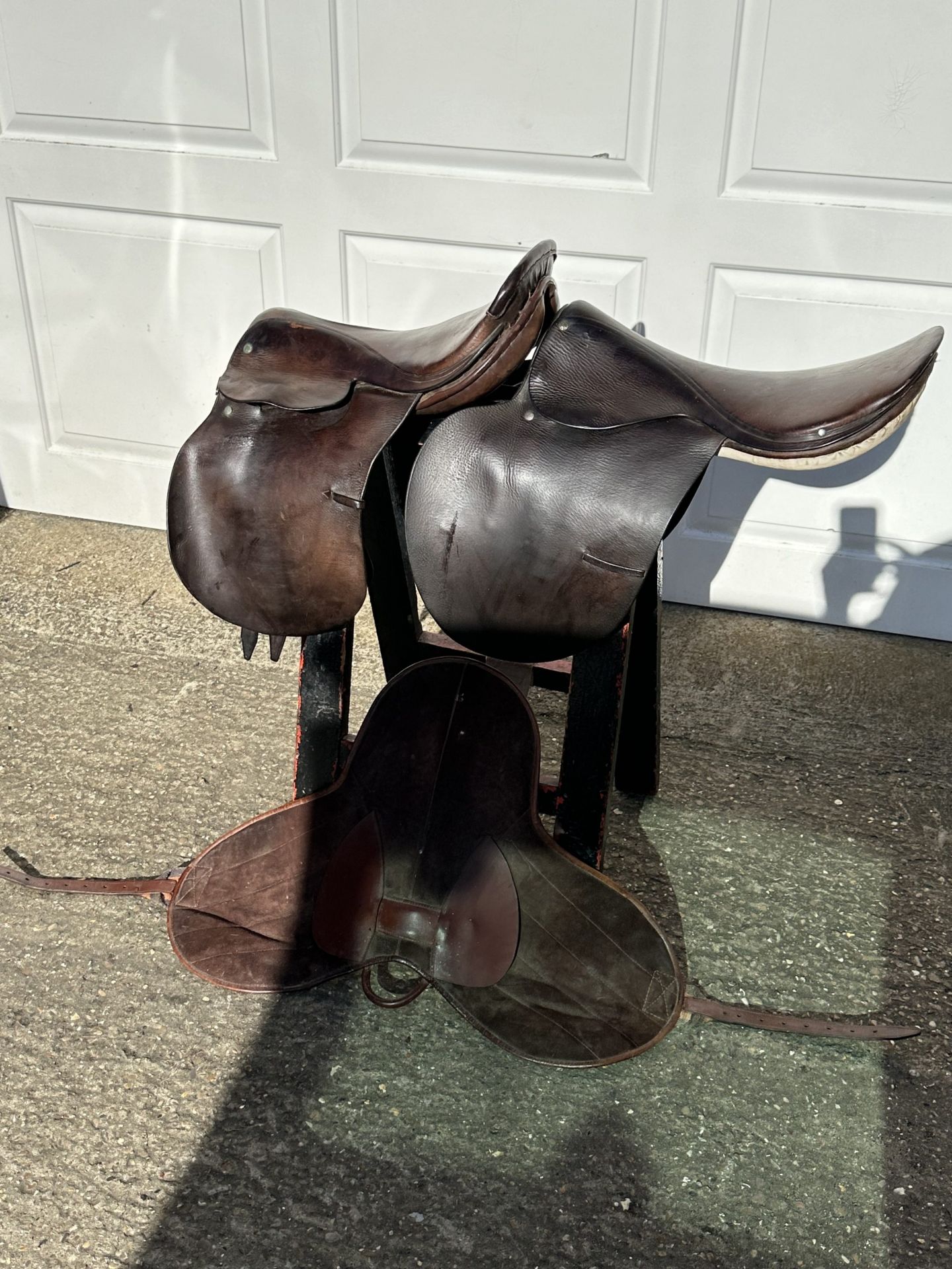 Two children's leather saddles with a training saddle pad - Image 2 of 2