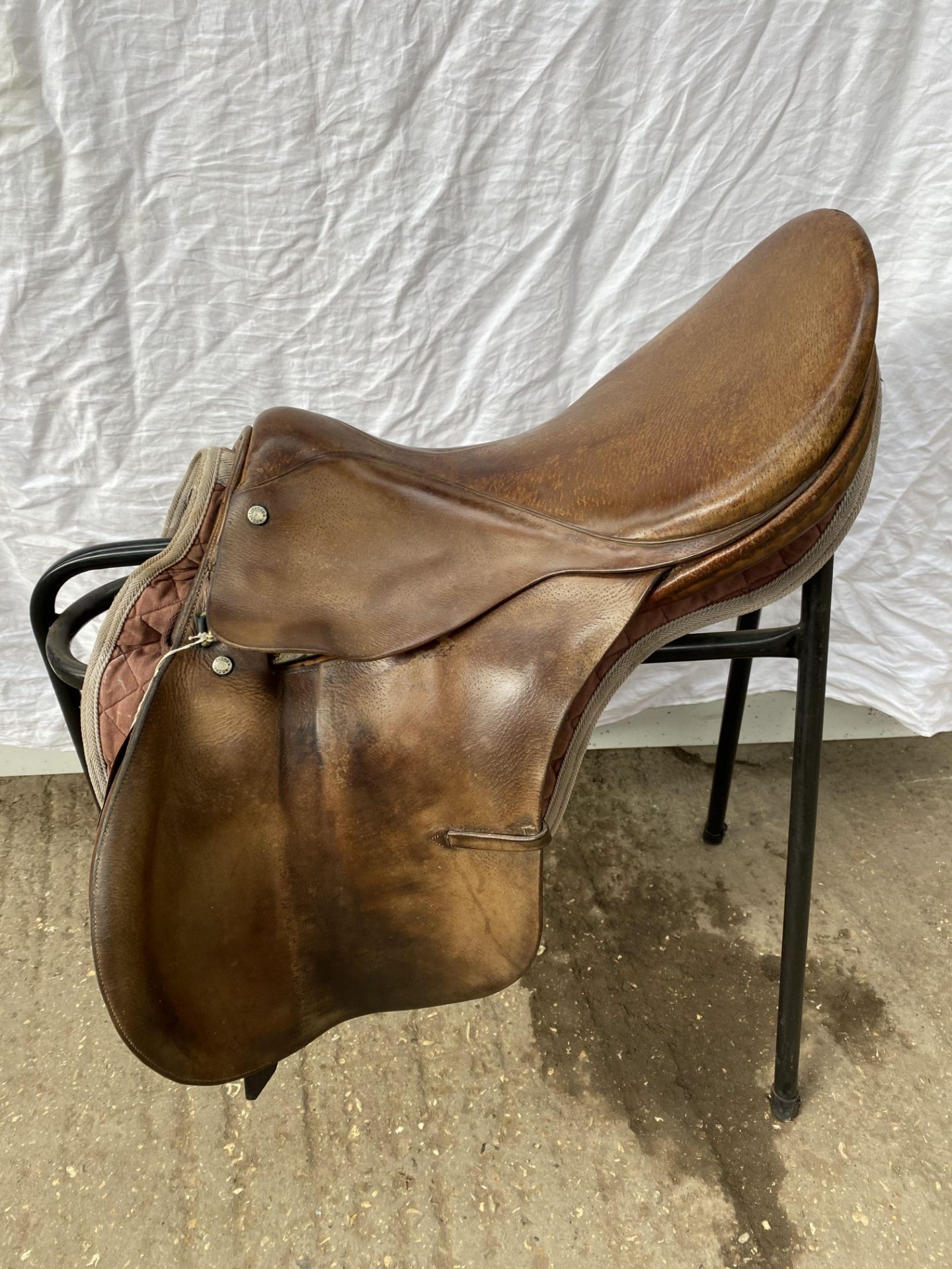 Giddens of London saddle 17", brown leather with numnah