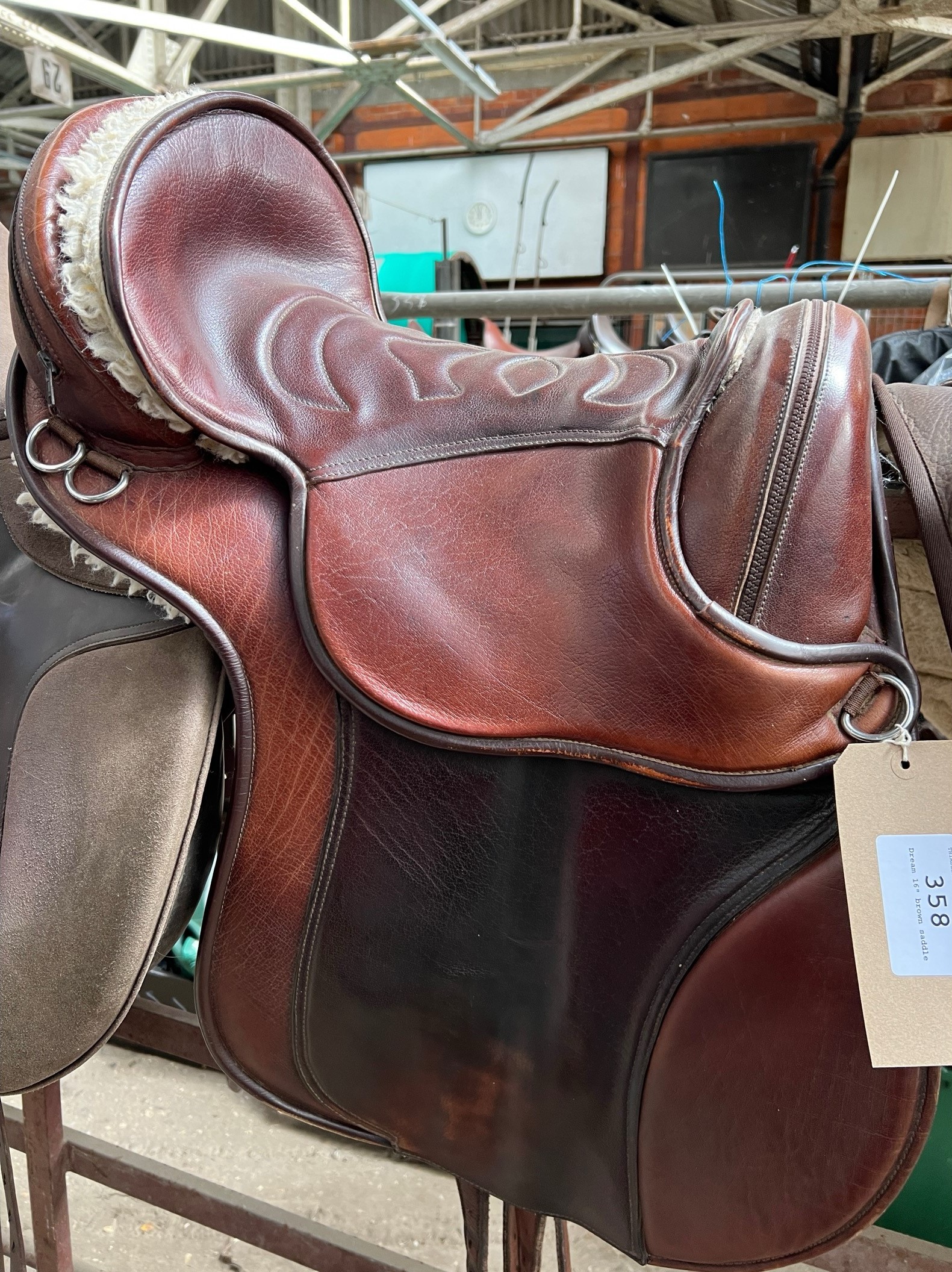 Dream 16" treeless brown saddle