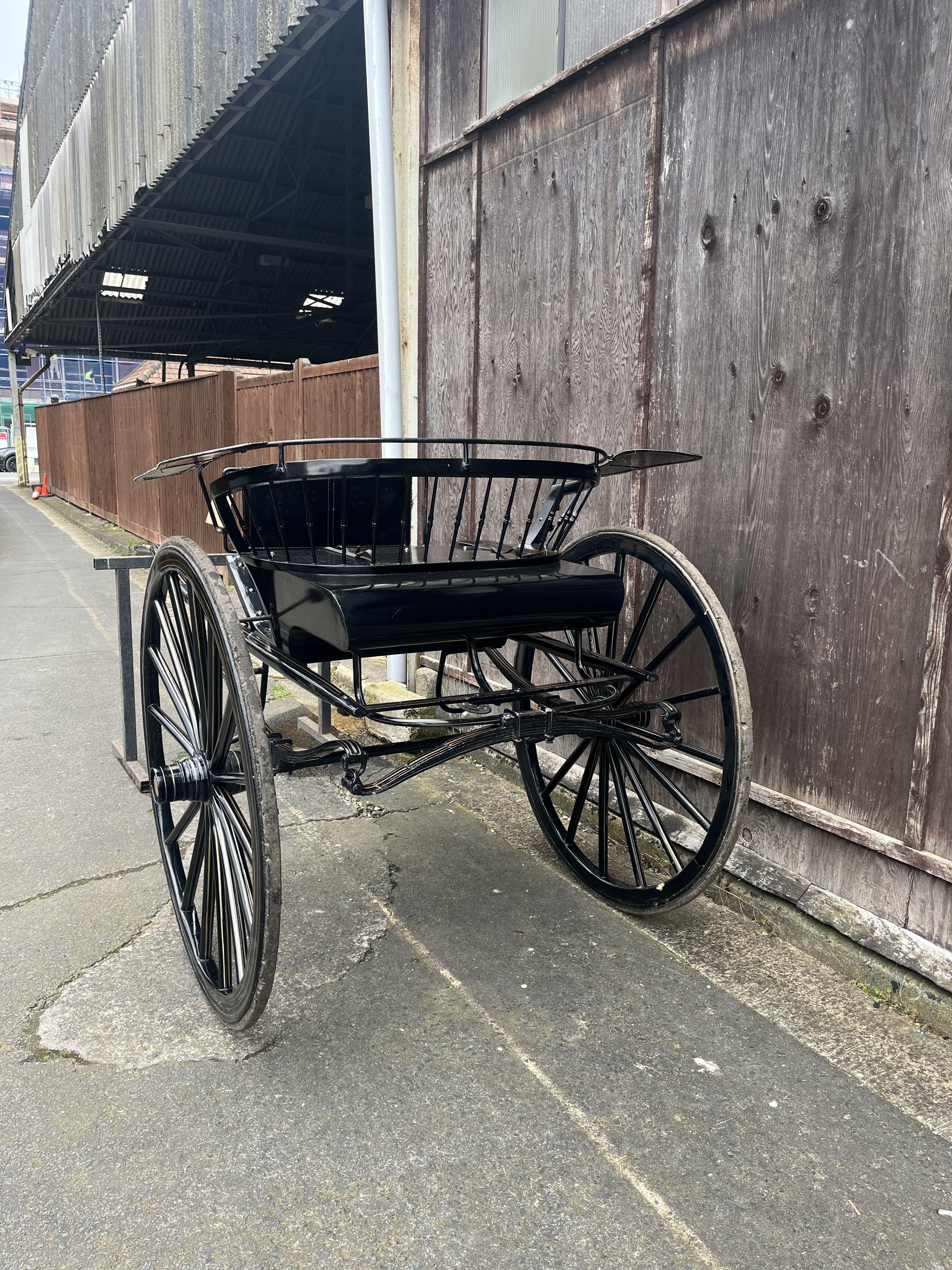 SPINDLE BACK GIG built by John Peters and Sons of Bryansford, suitable for 15hh - 16hh single horse. - Image 2 of 3