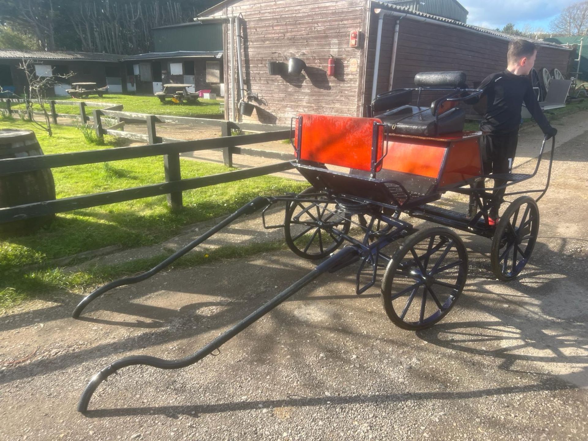 BENNINGTON PONY CARRIAGE suitable for 12-13hh single. - Image 2 of 10