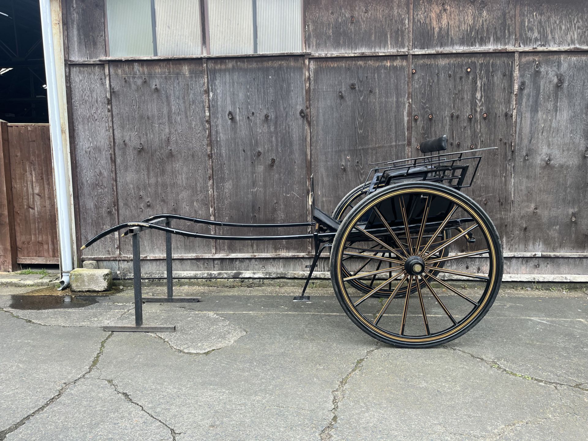 RAIL BACK GIG built by Brown & Son of Windsor to suit 15hh to 16hh single horse. - Image 2 of 5