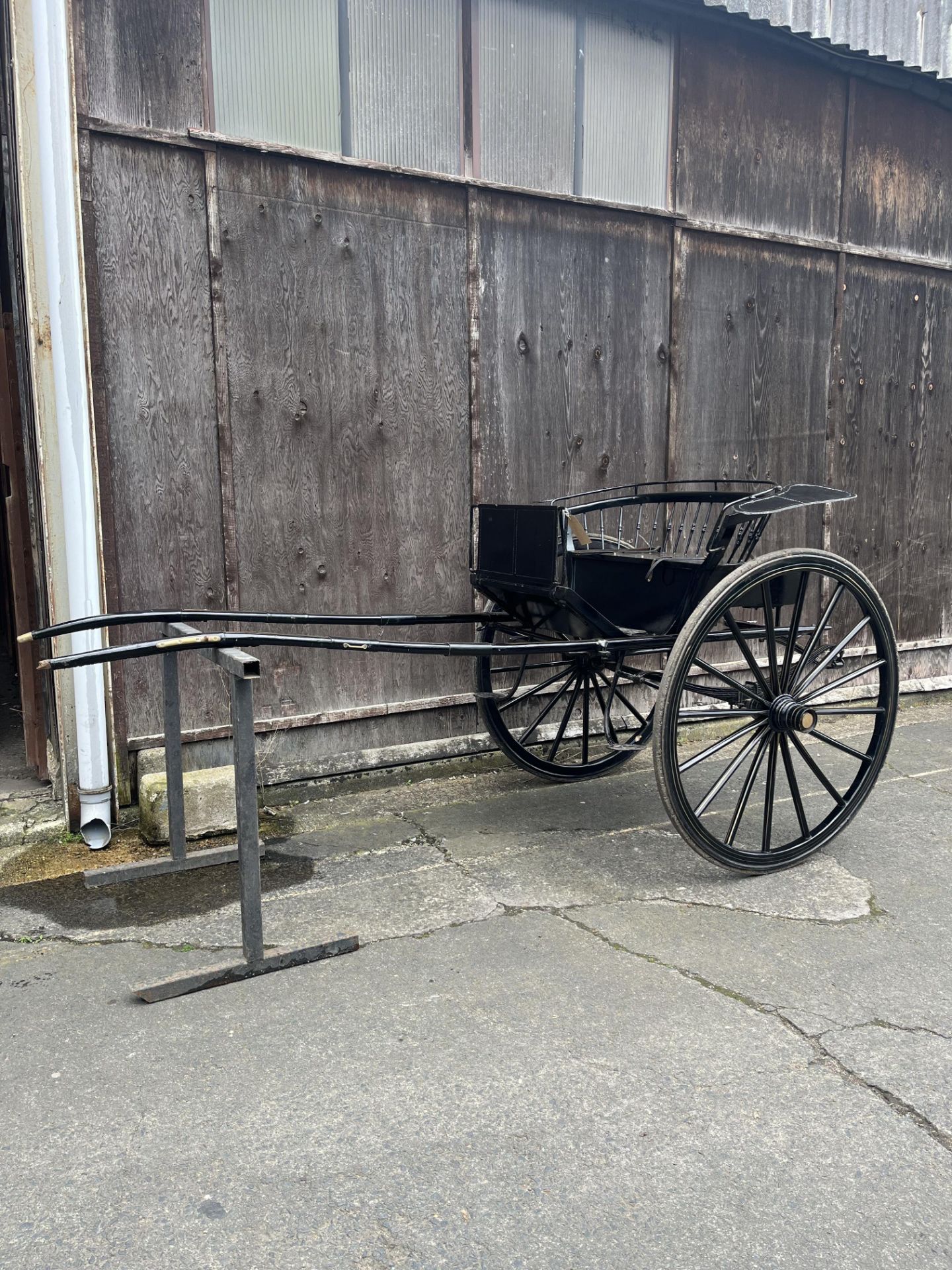 SPINDLE BACK GIG built by John Peters and Sons of Bryansford, suitable for 15hh - 16hh single horse.