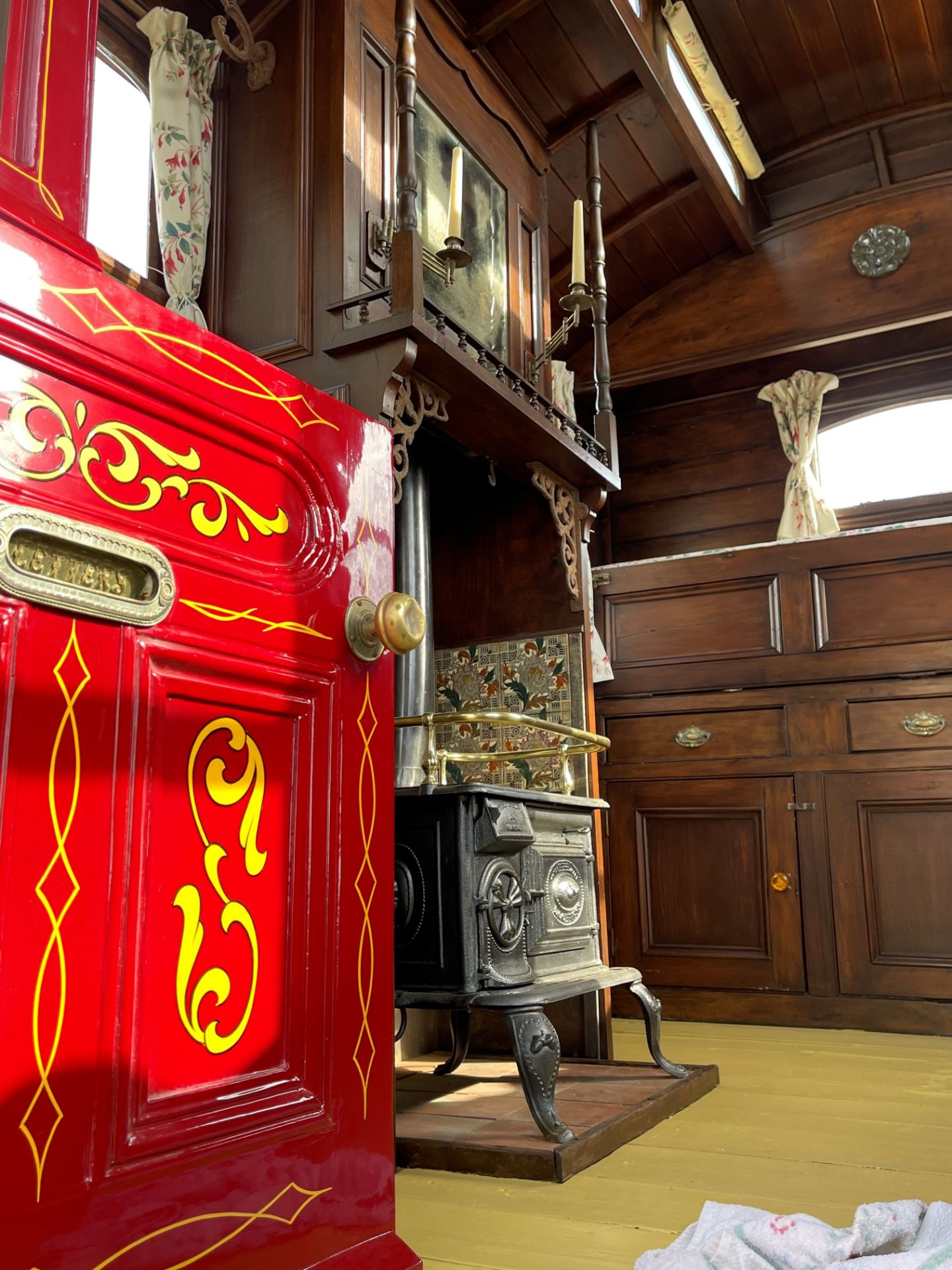 BURTON SHOWMAN'S WAGON finished in a traditional bottle green colour with a burgundy door. - Image 5 of 15