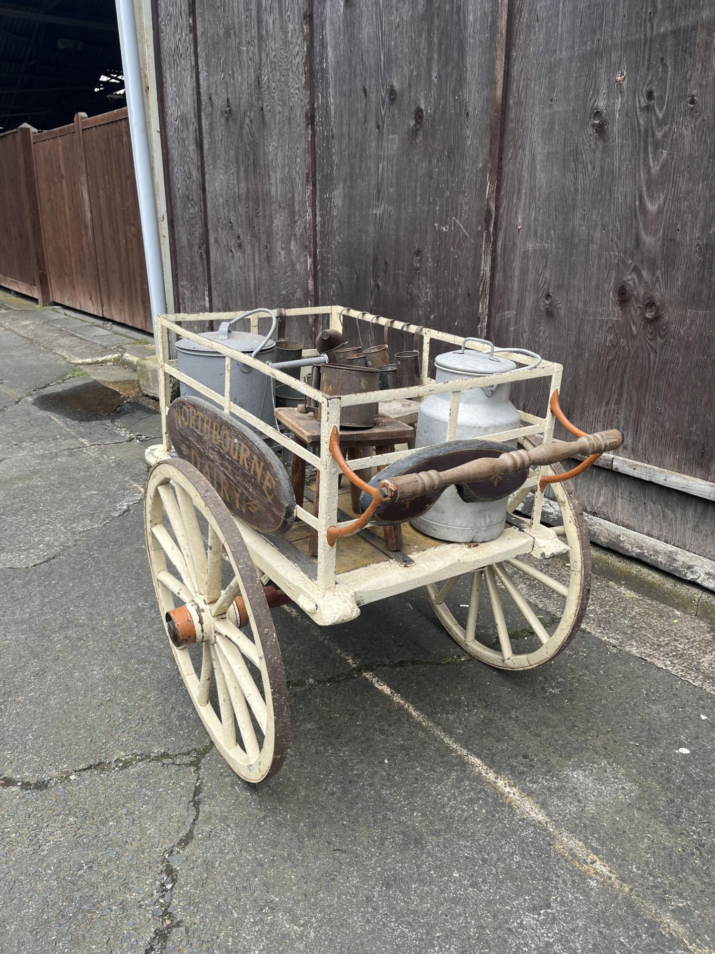 DAIRY HAND CART This charming milk float features a tricycle-style metal undercarriage. - Bild 3 aus 5