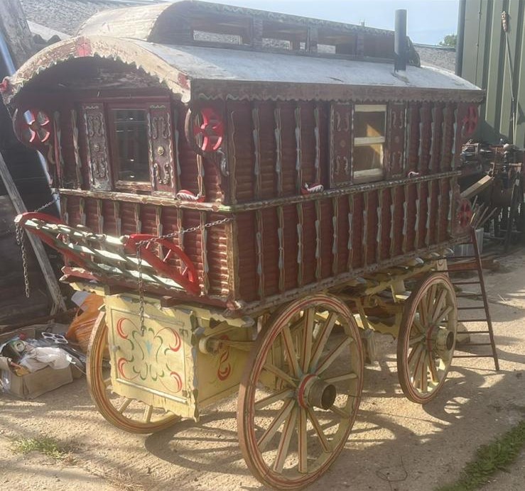 CHILD'S READING WAGON painted red with cream-lined chamfers cream wheels - Bild 4 aus 4