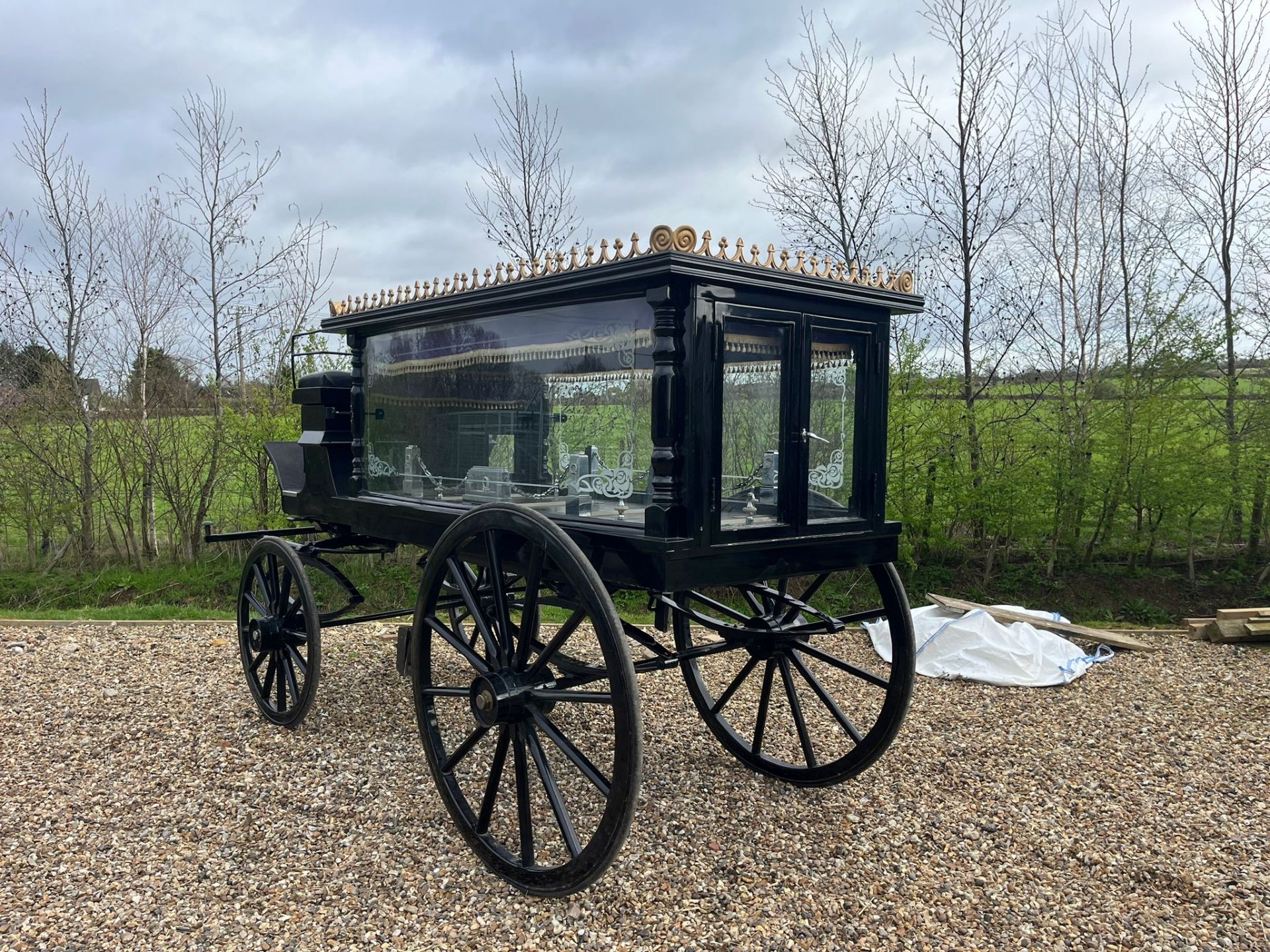HEARSE to suit a pair of horses measuring between 15hh and 18hh. - Bild 2 aus 5