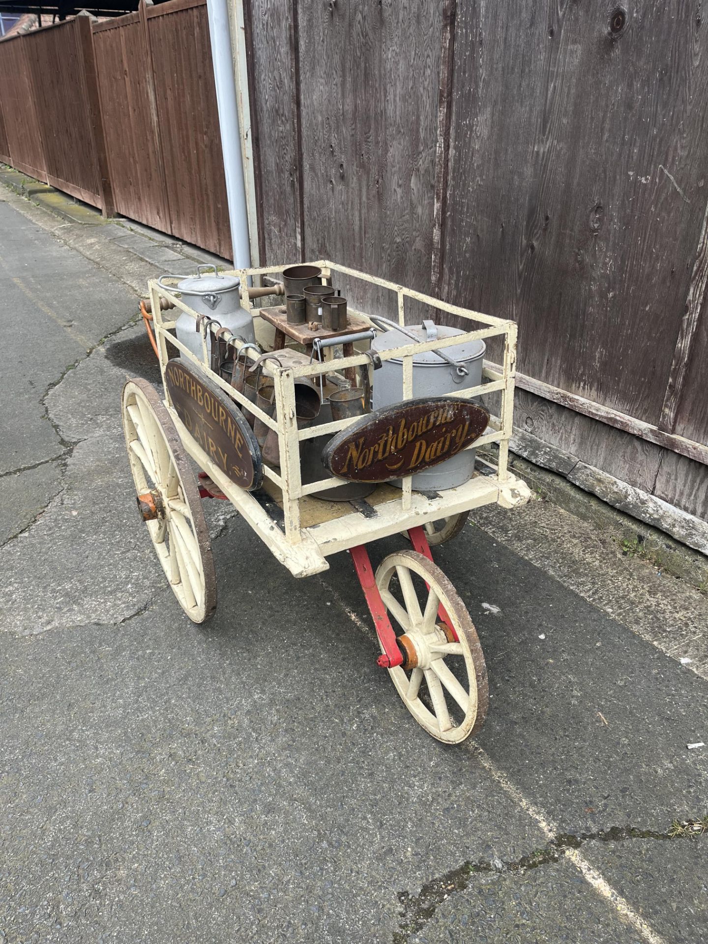 DAIRY HAND CART This charming milk float features a tricycle-style metal undercarriage. - Bild 2 aus 5