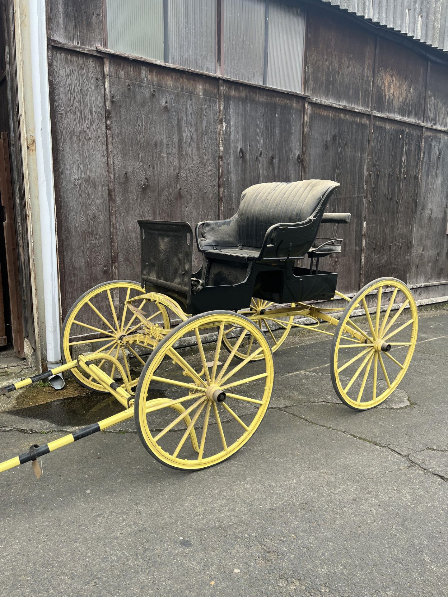 AMERICAN STUDEBAKER BUGGY featuring striking yellow wheels and undercarriage. - Bild 3 aus 7