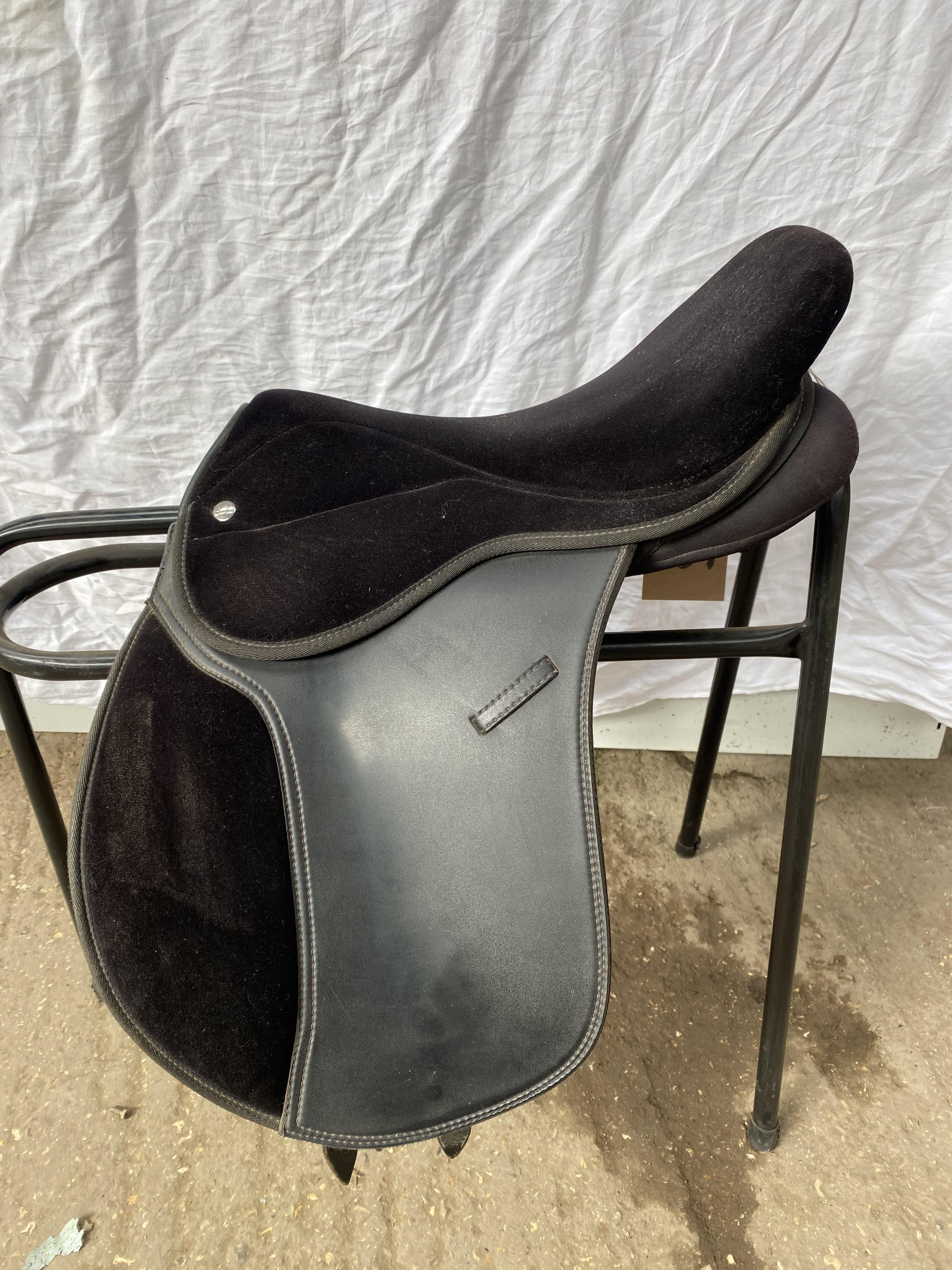 Thorowgood 16" GP synthetic saddle