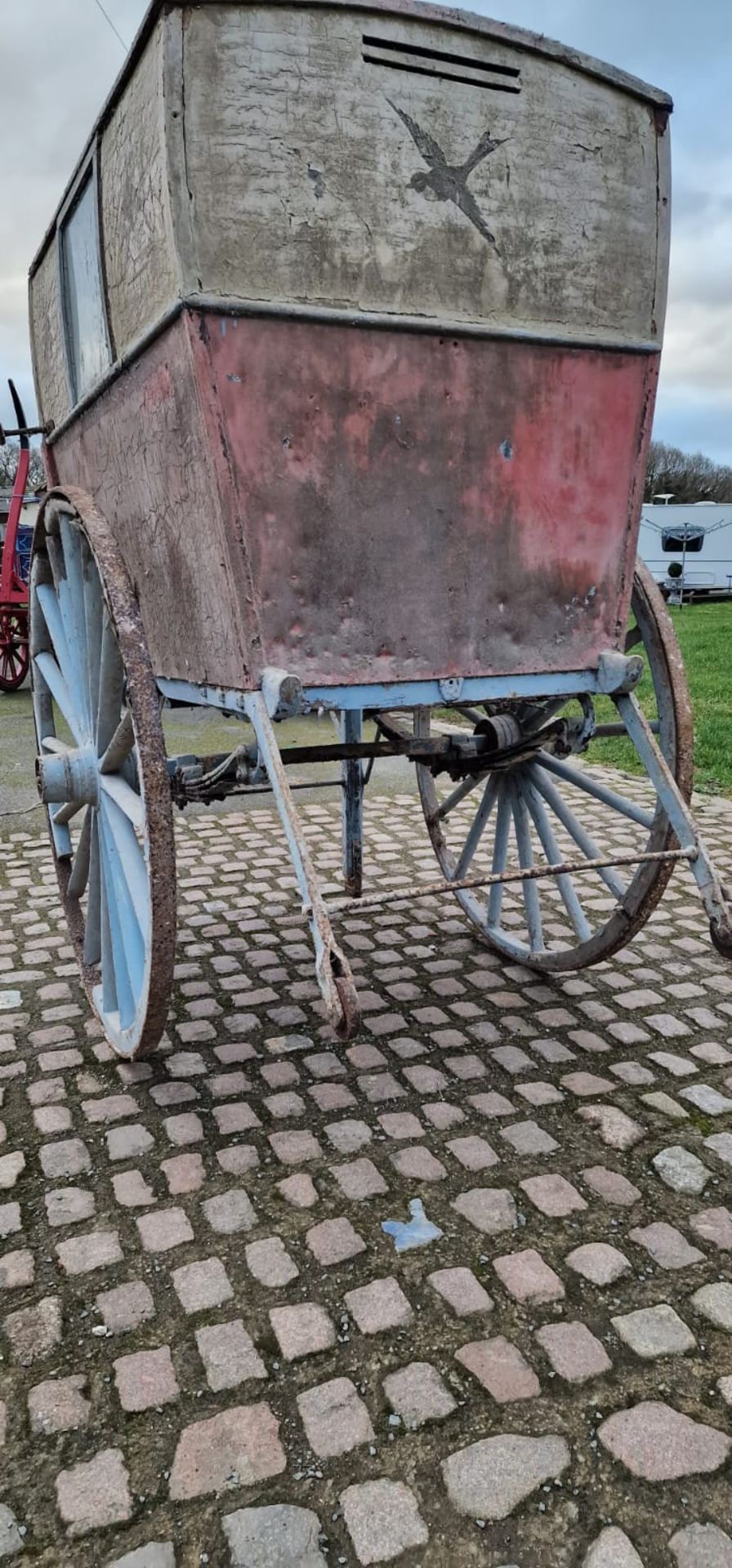 BAKER'S HAND CART, on two iron tyred wheels, featuring painted ironwork in light blue. - Bild 2 aus 7